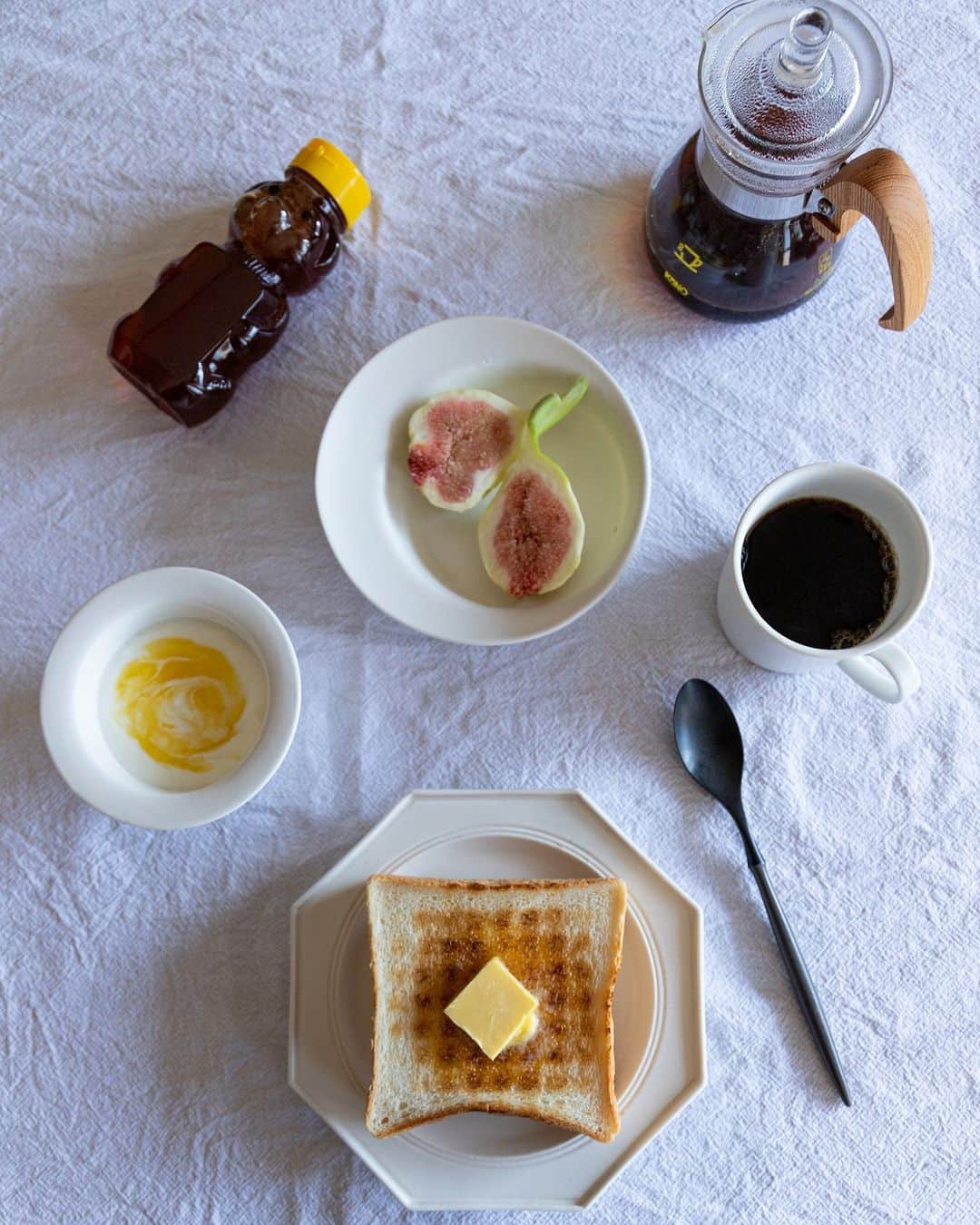 ムクリ［mukuri］さんのインスタグラム写真 - (ムクリ［mukuri］Instagram)「週2日のお楽しみ。私の朝時間〜パンのある暮らし  1日のエネルギー源となる 朝食の時間を大切にしているminaさん。  週に2日ある休日の朝は テーブルコーデもいつもより丁寧に、 そしてちょっとだけ贅沢に 過ごすよう心掛けているそう。  お気に入りの道具たちに 囲まれながら朝食の準備をするのは至福の時間。  食卓にはパンの美味しそうな香りと、 丁寧にハンドドリップした 珈琲の芳醇な香りが漂います。  写真を見ているだけで、 こんがりと焼けたパンの香りを 連想してしまいますよね。  心も身体も癒されて 日常の生活の活力となるパンのある暮らし、 ぜひご覧ください＾＾  –––––––––––––––––– ムクリ公式アカウントでは くらしの中にある"好き"や"コダワリ"を毎日お届け。  インテリア、整理収納から家づくりなど 日常で参考になる情報から サラッと読める短編コラムまで ご紹介していますのでフォローしてぜひご覧ください。 ▶︎ @mukuri_official ・  「 #ムクリ 」のタグもいつも楽しく拝見しています☺️  オリジナルブランドは @daily_mukuri  くらしの中にあったらいいいな、 そんな商品を企画・制作、集めています。 ––––––––––––––––––  #朝時間#珈琲時間 #コーヒーのある暮らし #エイラス #パンケーキ#パン好き #珈琲好き#暮らしの道具#日々の暮らし#テーブルフォト#丁寧な暮らし#暮らしを楽しむ#うつわ好き#うつわ#ライフスタイル#igersjp#ig_japan #주방인테리어#아침밥#キッチン#kitchen#うつわのある暮らし#おうち時間#マイホーム#日々#暮らし#暮らしの編集#ムクリ」10月15日 9時05分 - mukuri_official