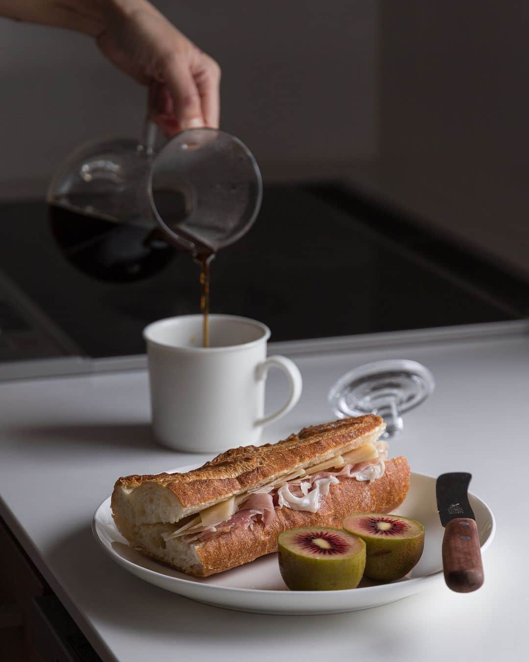ムクリ［mukuri］さんのインスタグラム写真 - (ムクリ［mukuri］Instagram)「週2日のお楽しみ。私の朝時間〜パンのある暮らし  1日のエネルギー源となる 朝食の時間を大切にしているminaさん。  週に2日ある休日の朝は テーブルコーデもいつもより丁寧に、 そしてちょっとだけ贅沢に 過ごすよう心掛けているそう。  お気に入りの道具たちに 囲まれながら朝食の準備をするのは至福の時間。  食卓にはパンの美味しそうな香りと、 丁寧にハンドドリップした 珈琲の芳醇な香りが漂います。  写真を見ているだけで、 こんがりと焼けたパンの香りを 連想してしまいますよね。  心も身体も癒されて 日常の生活の活力となるパンのある暮らし、 ぜひご覧ください＾＾  –––––––––––––––––– ムクリ公式アカウントでは くらしの中にある"好き"や"コダワリ"を毎日お届け。  インテリア、整理収納から家づくりなど 日常で参考になる情報から サラッと読める短編コラムまで ご紹介していますのでフォローしてぜひご覧ください。 ▶︎ @mukuri_official ・  「 #ムクリ 」のタグもいつも楽しく拝見しています☺️  オリジナルブランドは @daily_mukuri  くらしの中にあったらいいいな、 そんな商品を企画・制作、集めています。 ––––––––––––––––––  #朝時間#珈琲時間 #コーヒーのある暮らし #エイラス #パンケーキ#パン好き #珈琲好き#暮らしの道具#日々の暮らし#テーブルフォト#丁寧な暮らし#暮らしを楽しむ#うつわ好き#うつわ#ライフスタイル#igersjp#ig_japan #주방인테리어#아침밥#キッチン#kitchen#うつわのある暮らし#おうち時間#マイホーム#日々#暮らし#暮らしの編集#ムクリ」10月15日 9時05分 - mukuri_official