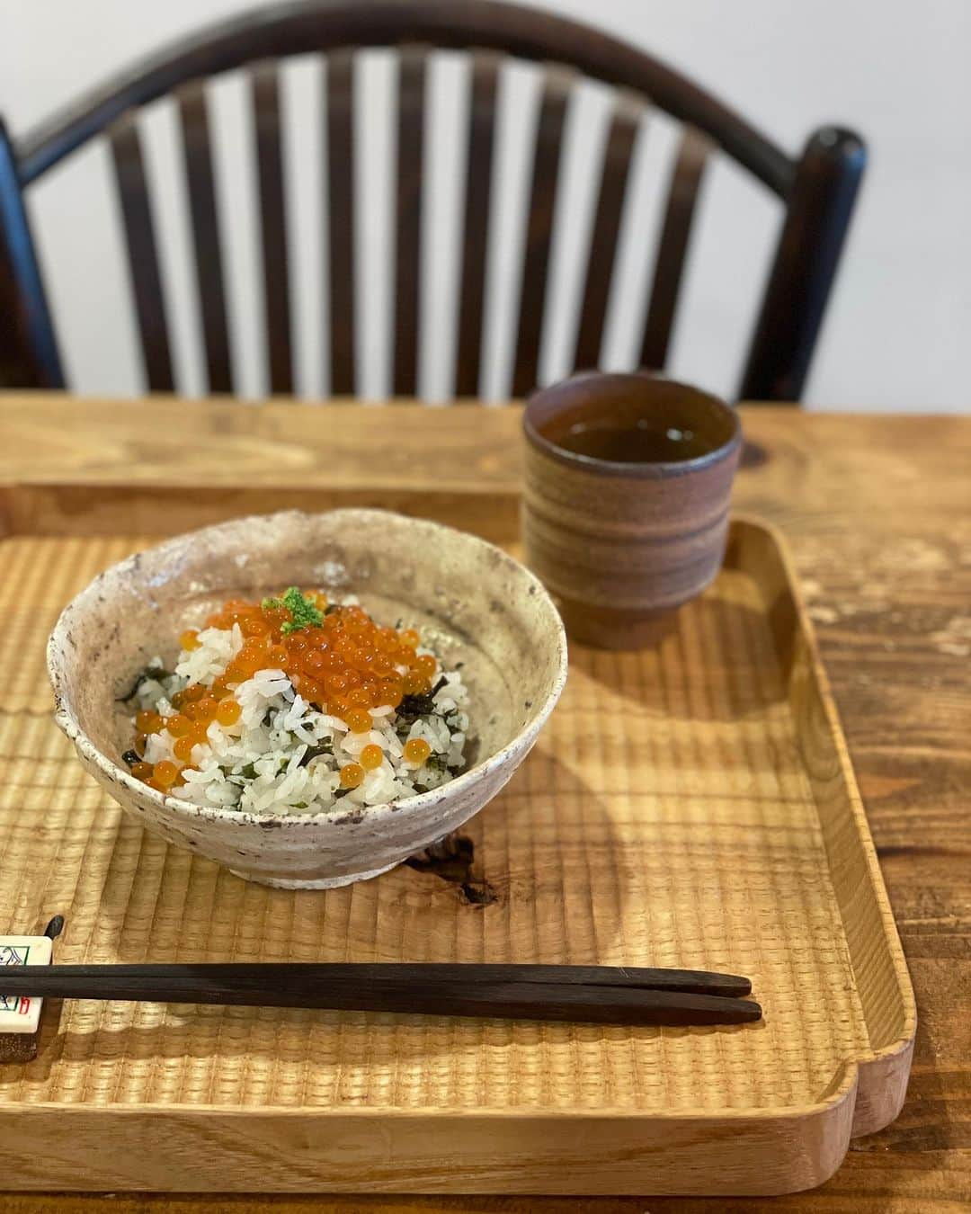 田中マヤのインスタグラム：「いくらの醤油漬けの朝ごはん。 サラサラ✨キラキラ🥹  しゃ〜わせ🥹  酒・みりん・醤油・水・白だし・昆布で漬けました！ 塩漬けも作りたいなぁ〜 たくさん作って小分け冷凍したらお正月も食べられるね🎍  うちの坊に、海苔無しのご飯の方が美味しいと言われ🙄 たしかになぁ〜って✨ 勉強になりま〜す🫡  #いくらの醤油漬け #いくら #いくら丼 #マヤのごはん #朝ごはん #旬 #旬の食材 #季節もの」