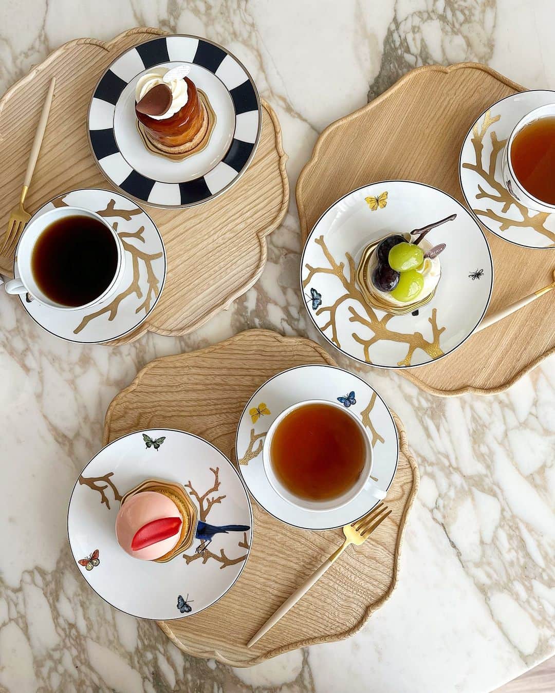 のインスタグラム：「・ 🍰☕️🫖 @hibika_official のケーキ💕 可愛いので、 お客様がいらっしゃる時に用意することが多い🥰 食器は @bernardaud  お盆は @timeandstyle.jp  カトラリーは @cutipol_japan」