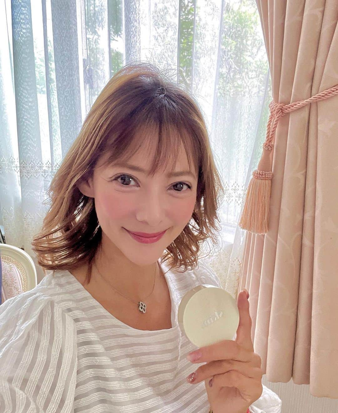 箕輪玖美さんのインスタグラム写真 - (箕輪玖美Instagram)「夏用のファンデが無くなったので、秋冬用のファンデを探していたら、オススメされたので使い初めた skim(スキム) ルポクッションファンデーション @skim_beauty_official  ・ ・ 私の探してた、薄付・カバー力・適度な艶感感を満たしてくれるファンデーション💛 ・ ・ こだわりのパフで塗り残し無くピタッと密着して崩れしにくく、一色のみでも肌馴染みが良い色味✨ ・ ・ ツボクサ(シカ)やナイアンシンアミドなど美容成分がたっぷり配合されていて、スキンケアしながら日中も過ごせるダーマクッションファンデ✨ SPF50PA+++ なのもありがたいね😊 ・ ・  skim(スキム) ルポクッションファンデーション https://skim.skimcosme.jp  #skim #韓国コスメ #ダーマファンデ #ルポクッションファンデーション #美容好きな人と繋がりたい #コスメ好きな人と繋がりたい #美肌効果 #美容女子 #アラフォー #アラフィフ #箕輪玖美 #pr」10月15日 9時08分 - kumi.111