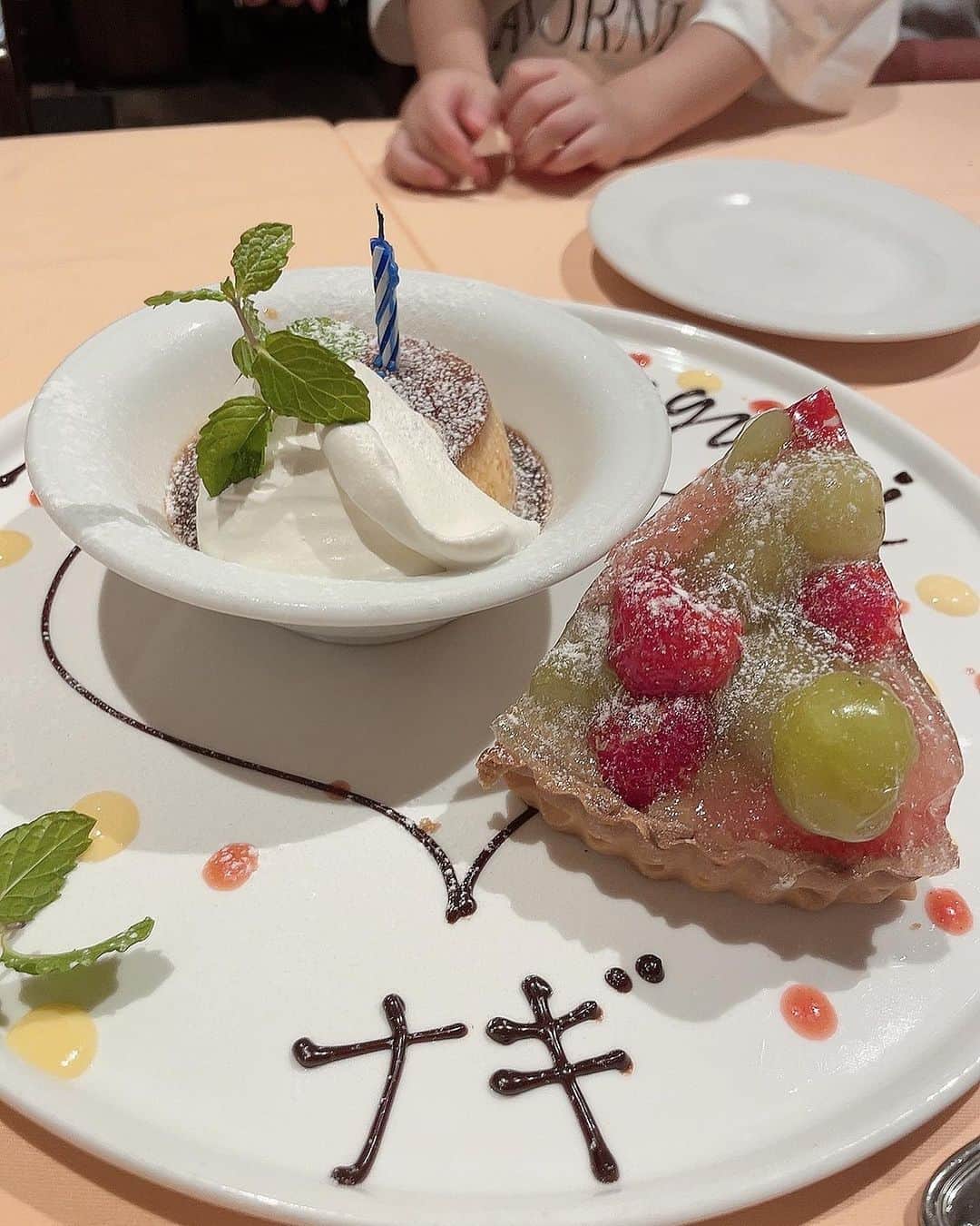 のインスタグラム：「可愛い Boy friendのなぎくん♡  ちょっと早いお誕生日Dinnerでした🎂  もうすぐ3歳，おめでとう㊗️  ますます悪ガキで優しいなぎくんでいてください。  君の優しさは最高の自慢です💛 生まれてきてくれてありがとう♡  👦 🎉 🍝  #もうすぐ3歳✨ #加藤家おめでたいね❣️ #子供大好き」