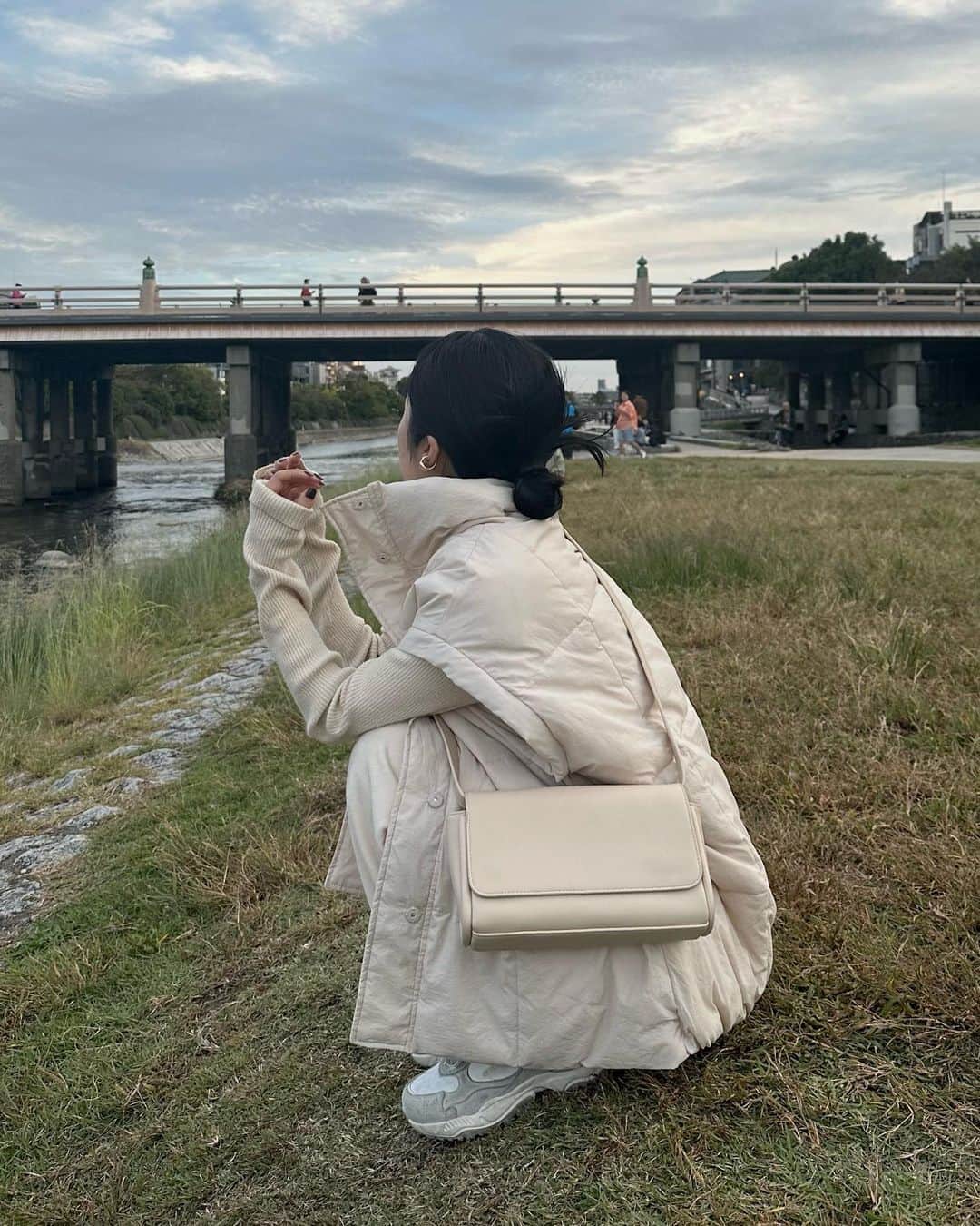 kannnaのインスタグラム：「この前のチルタイム♡in鴨川 ふっと一息つくのも大切☺️☕️ with @__1996rk   キルティングは袖取り外せて ベストでもアウターでも◎ 去年のベスト白持ってるから 黒にしよかなあと思いつつ やっぱ白も好き。。」