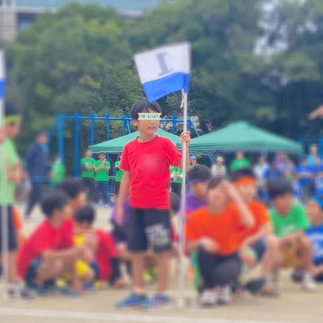 蒲生麻由さんのインスタグラム写真 - (蒲生麻由Instagram)「10月は運動会ラッシュ🏃  次男は幼稚園での初めての運動会❣️  2枚目からは家族総出で出場した市民運動❗️  もはや、子供達より大人が楽しんじゃったよね😂 何十年ぶりかのリレー出場で、かなり白熱😎  なんとか、怪我をせずに乗り越えたけど、 1週間経った今も筋肉痛が残ってます💦  でもやっぱり体を動かすのって気持ちいいし、楽しい❣️ と改めて気付かされた1日。 これを機に、日々の運動も、 本腰入れたいな💪  #mamalife #familytime  #運動会 #大人が楽しいやつ  #秋ですね  #運動の秋」10月15日 9時20分 - mayugamo_lamana