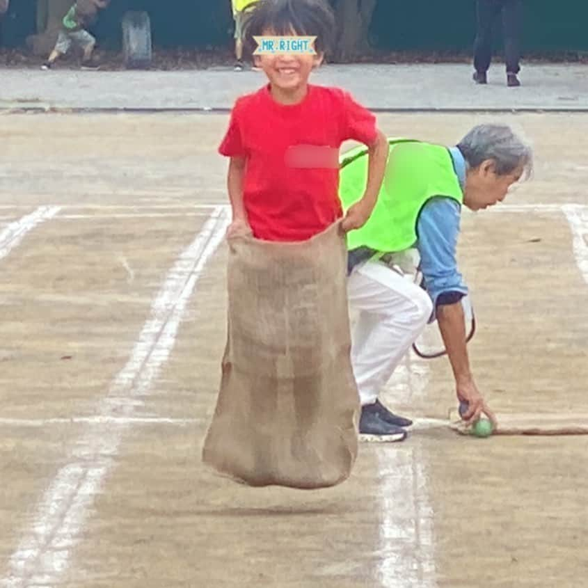 蒲生麻由さんのインスタグラム写真 - (蒲生麻由Instagram)「10月は運動会ラッシュ🏃  次男は幼稚園での初めての運動会❣️  2枚目からは家族総出で出場した市民運動❗️  もはや、子供達より大人が楽しんじゃったよね😂 何十年ぶりかのリレー出場で、かなり白熱😎  なんとか、怪我をせずに乗り越えたけど、 1週間経った今も筋肉痛が残ってます💦  でもやっぱり体を動かすのって気持ちいいし、楽しい❣️ と改めて気付かされた1日。 これを機に、日々の運動も、 本腰入れたいな💪  #mamalife #familytime  #運動会 #大人が楽しいやつ  #秋ですね  #運動の秋」10月15日 9時20分 - mayugamo_lamana