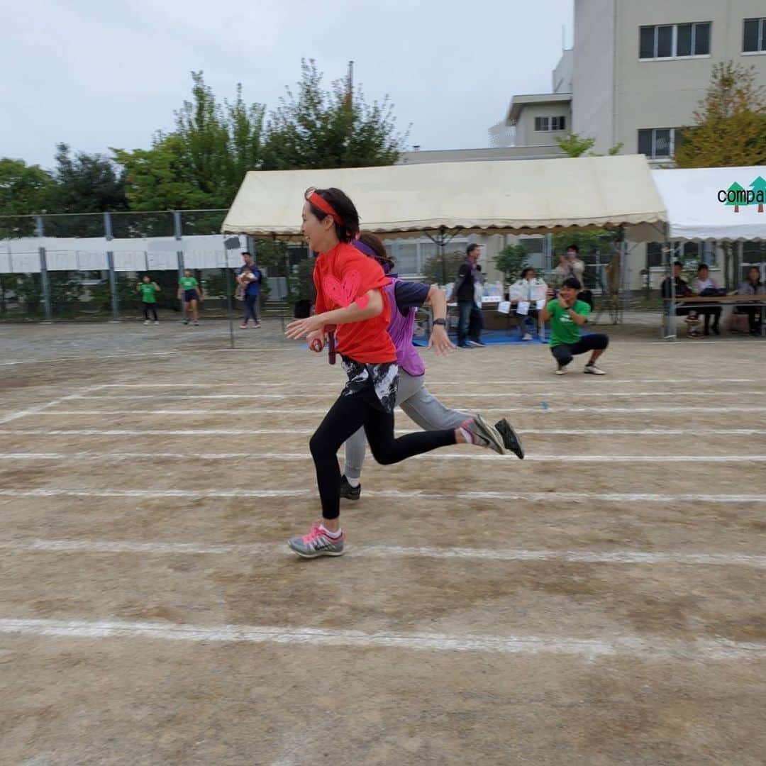 蒲生麻由さんのインスタグラム写真 - (蒲生麻由Instagram)「10月は運動会ラッシュ🏃  次男は幼稚園での初めての運動会❣️  2枚目からは家族総出で出場した市民運動❗️  もはや、子供達より大人が楽しんじゃったよね😂 何十年ぶりかのリレー出場で、かなり白熱😎  なんとか、怪我をせずに乗り越えたけど、 1週間経った今も筋肉痛が残ってます💦  でもやっぱり体を動かすのって気持ちいいし、楽しい❣️ と改めて気付かされた1日。 これを機に、日々の運動も、 本腰入れたいな💪  #mamalife #familytime  #運動会 #大人が楽しいやつ  #秋ですね  #運動の秋」10月15日 9時20分 - mayugamo_lamana