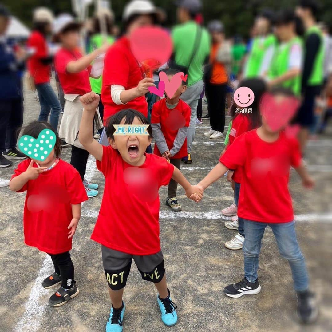 蒲生麻由さんのインスタグラム写真 - (蒲生麻由Instagram)「10月は運動会ラッシュ🏃  次男は幼稚園での初めての運動会❣️  2枚目からは家族総出で出場した市民運動❗️  もはや、子供達より大人が楽しんじゃったよね😂 何十年ぶりかのリレー出場で、かなり白熱😎  なんとか、怪我をせずに乗り越えたけど、 1週間経った今も筋肉痛が残ってます💦  でもやっぱり体を動かすのって気持ちいいし、楽しい❣️ と改めて気付かされた1日。 これを機に、日々の運動も、 本腰入れたいな💪  #mamalife #familytime  #運動会 #大人が楽しいやつ  #秋ですね  #運動の秋」10月15日 9時20分 - mayugamo_lamana