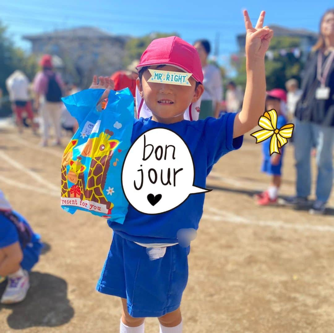 蒲生麻由さんのインスタグラム写真 - (蒲生麻由Instagram)「10月は運動会ラッシュ🏃  次男は幼稚園での初めての運動会❣️  2枚目からは家族総出で出場した市民運動❗️  もはや、子供達より大人が楽しんじゃったよね😂 何十年ぶりかのリレー出場で、かなり白熱😎  なんとか、怪我をせずに乗り越えたけど、 1週間経った今も筋肉痛が残ってます💦  でもやっぱり体を動かすのって気持ちいいし、楽しい❣️ と改めて気付かされた1日。 これを機に、日々の運動も、 本腰入れたいな💪  #mamalife #familytime  #運動会 #大人が楽しいやつ  #秋ですね  #運動の秋」10月15日 9時20分 - mayugamo_lamana