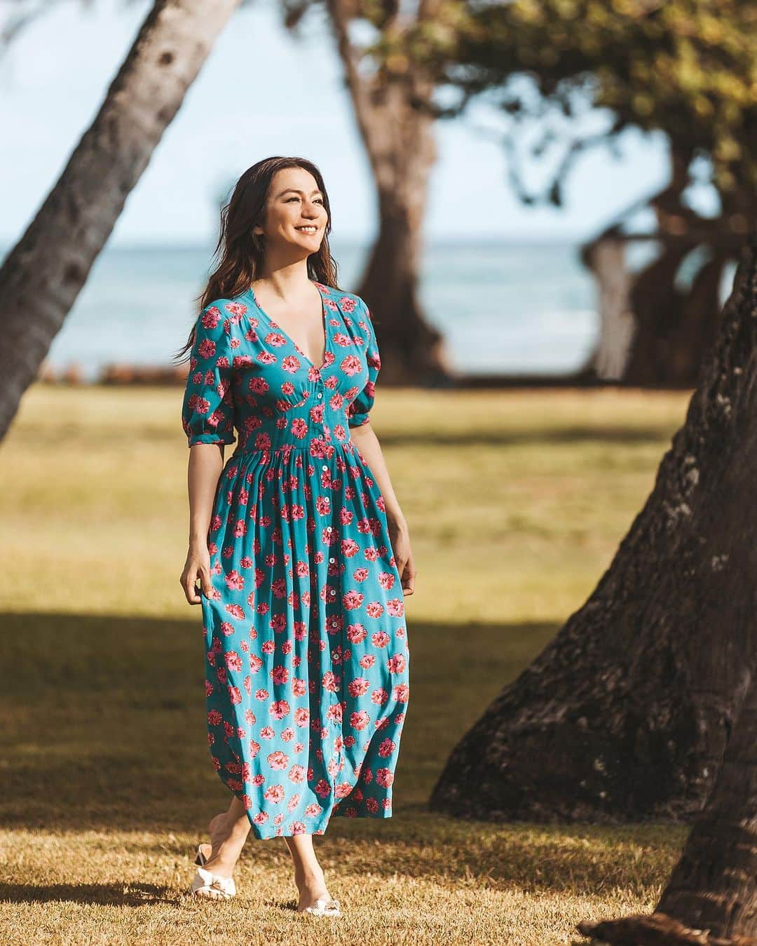 Angels By The Sea Hawaii Waikiki Based Boutiques ?Original clothing designed のインスタグラム：「Vネックとウエストの切り替えが 胸元を美しく演出してくれるナニハイビスカスドレス  スタイルアップが叶います！  Nani Hibiscus Dress with beautiful v-neck line welcomes any hairstyle you want. You’ll spend day more happily if you wear your special dress  👗Nani Hibiscus Dress  📸 @nina_bythesea  📍 Hawaii  @angelsbythesea has been Hawaii’s resort fashion brand based in Honolulu, Hawaii, since 2010. Please visit our online store 🌺www.angelsbytheseahawaii.com Owner Designer Nina Thai (Miss Waikiki) @nina_bythesea (日本語勉強中📚🙇🏻‍♀️) Please feel free to tag your pic for a chance to be featured!  ハワイのリゾートファッション、 エンジェルズバイザシー はミスワイキキである Nina Thai によって作られたハワイオリジナルファッションブランドです🌴日本語ウェブサイトはこちら www.jp  ハワイやリゾートファッションが好きな人は是非私達のアカウントをフォローして下さい🙌また私達の商品をポストする際にタグ付けしていただいたら私達からリポストされるチャンスがあります  #angelsbytheseahawaii #angelsbythesea #resortwear #hawaii #hibiscusflower #flowerpattern #longdresses  #ハワイ #ワイキキ #カイルア #ラニカイビーチ #シンプルコーデ #エンジェルズバイザシーハワイ #エンジェルズバイザシー #リゾートファッション #ハイビスカス #ロングワンピ」