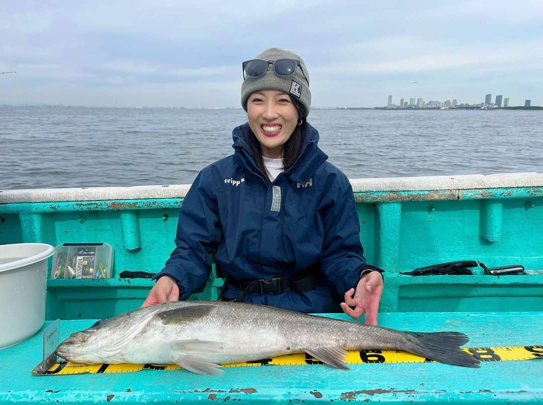 岡田万里奈さんのインスタグラム写真 - (岡田万里奈Instagram)「. . . . ニッカン釣りちゃんカップ in 小峯丸にて、 . 遂にやりましたーーーー！！！！ 2年ぶりのランカー81cm！！！！ . バイブレーション投げてたら 突如目の前でボイルが起こったので、 フローティングミノーに付け替えて一投目。 . 小型のシーバスがバシャバシャしたあとに、 後ろからゆっくりと出てきて ルアーを咥えていきました🤣 ランカーの貫禄すごい。笑 . 皆さんとお話ししながら 楽しく釣りして、良い一日でした🌈 イベントにご参加いただいた皆さま、 ありがとうございました！ . 年内はもう一回だけ、 12/2に釣りイベントを開催するので、 また改めてお知らせします！ 一緒に釣りできるのを楽しみにしてます！ . . . #ニッカン釣りちゃん  #日刊スポーツ #ニッカンスポーツ #釣り #釣り女子 #釣りスタグラム #シー活 #シーバス活動 #シーバス #シーバス釣り #シーバスフィッシング  #シーバスルアー #シーバスゲーム #東京湾奥シーバス #東京湾シーバス  #seabass #seabassfishing  #seabassgame #seabasslure  #catchandrelease #ladyangler」10月15日 9時26分 - lovendor_okamari