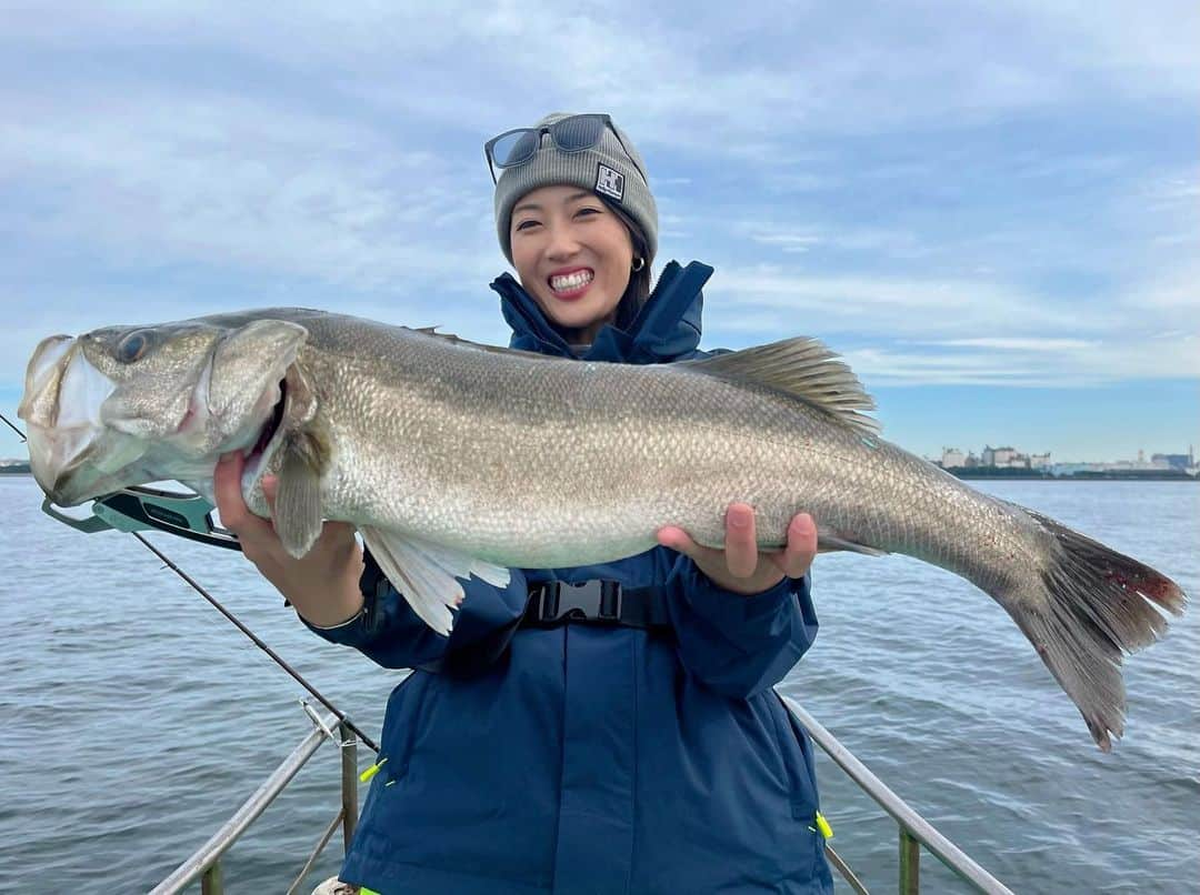 岡田万里奈のインスタグラム：「. . . . ニッカン釣りちゃんカップ in 小峯丸にて、 . 遂にやりましたーーーー！！！！ 2年ぶりのランカー81cm！！！！ . バイブレーション投げてたら 突如目の前でボイルが起こったので、 フローティングミノーに付け替えて一投目。 . 小型のシーバスがバシャバシャしたあとに、 後ろからゆっくりと出てきて ルアーを咥えていきました🤣 ランカーの貫禄すごい。笑 . 皆さんとお話ししながら 楽しく釣りして、良い一日でした🌈 イベントにご参加いただいた皆さま、 ありがとうございました！ . 年内はもう一回だけ、 12/2に釣りイベントを開催するので、 また改めてお知らせします！ 一緒に釣りできるのを楽しみにしてます！ . . . #ニッカン釣りちゃん  #日刊スポーツ #ニッカンスポーツ #釣り #釣り女子 #釣りスタグラム #シー活 #シーバス活動 #シーバス #シーバス釣り #シーバスフィッシング  #シーバスルアー #シーバスゲーム #東京湾奥シーバス #東京湾シーバス  #seabass #seabassfishing  #seabassgame #seabasslure  #catchandrelease #ladyangler」