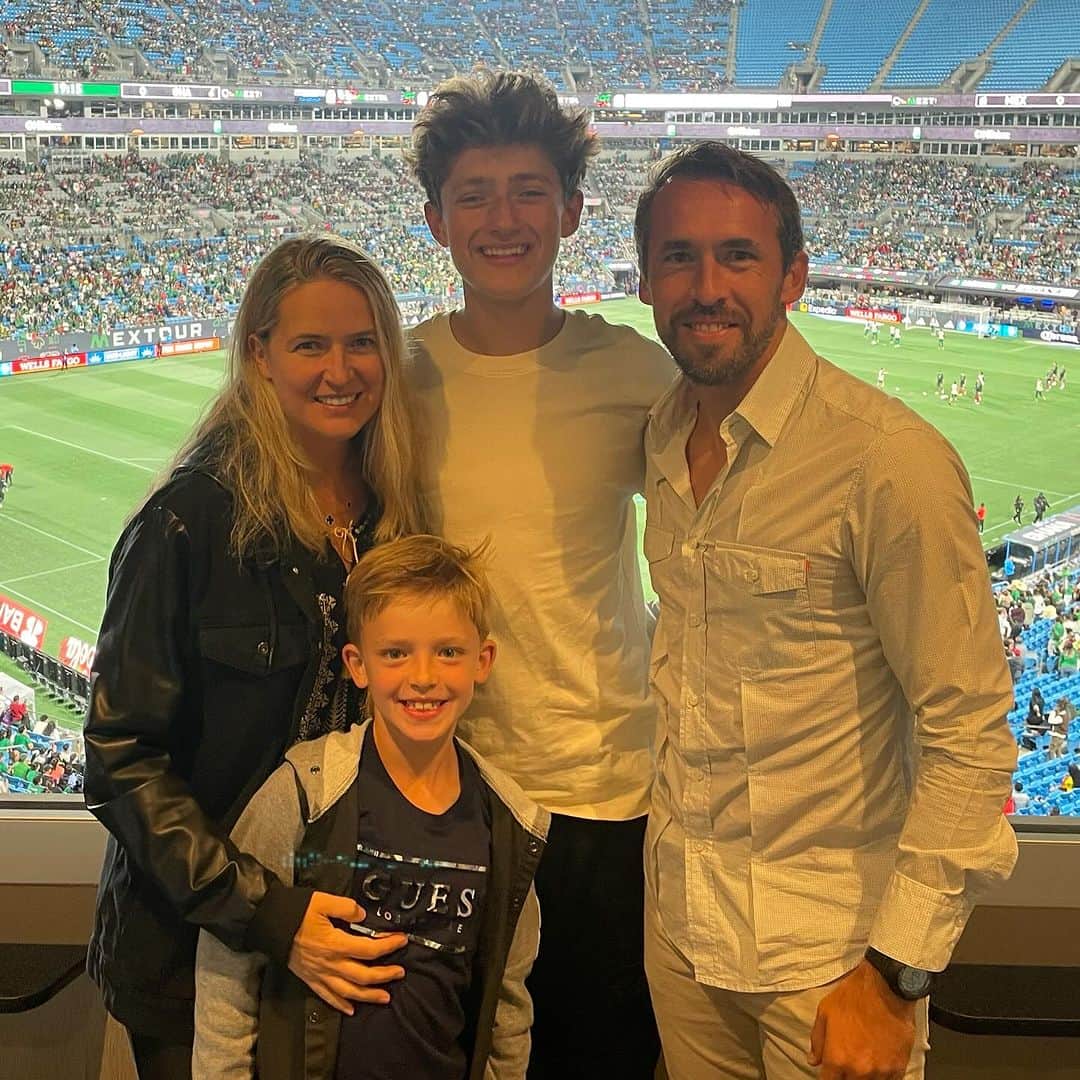 クリスティアン・フックスのインスタグラム：「Family Game Time…」