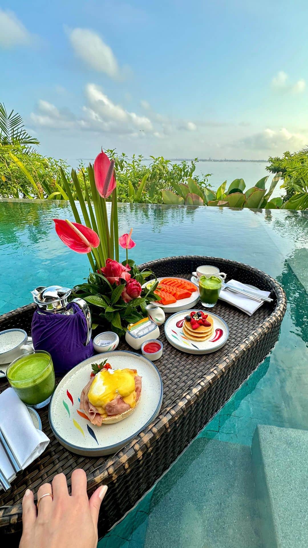 カロリーネ・セリコのインスタグラム：「Welcome to Bali | room with a view & a floating breakfast, thank you @phdtravel @fourseasons @fourseasonsbr @fsbali 🤍  #CaCelicoViagem」