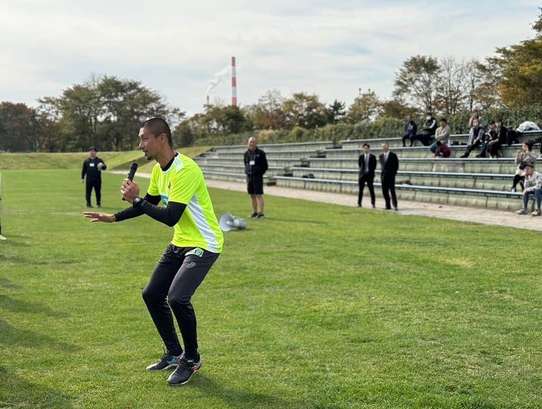 坪井慶介さんのインスタグラム写真 - (坪井慶介Instagram)「明治安田生命「 JリーグMYサッカー教室in苫小牧」 イケコーチ　#池内友彦 さん コバコーチ　#小林宏之  ジュンコーチ　#青山隼  おにぎりコーチ　#オトコツボイ  4人ではしゃいできましたーー 子供達もトレーニングは真剣に、ゲームは楽しく勝負にこだわりながら取り組んでくれました！！  コーチ対子供達、最後はヘロヘロになって負けた…でも、本当はコーチチーム得点入ってたけど、取り消されたから、実質引き分けです😁 大人気ない大人です✌️  #明治安田生命  #苫小牧  #jリーグ  #myサッカー教室  #サッカーキョウシツボイ  #オニギリコーチ  #ダッシュ  #ダッシュボイ  #スライディング  #スライディングボイ  #大人気ない  #大人気ない大人 😁 #全力中年  #ありがとうございました  #感謝」10月15日 9時31分 - keisuke_tsuboi0916