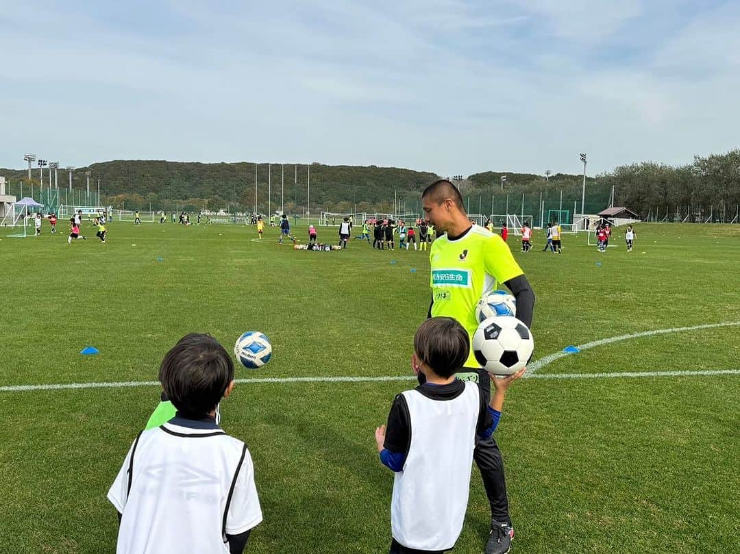 坪井慶介さんのインスタグラム写真 - (坪井慶介Instagram)「明治安田生命「 JリーグMYサッカー教室in苫小牧」 イケコーチ　#池内友彦 さん コバコーチ　#小林宏之  ジュンコーチ　#青山隼  おにぎりコーチ　#オトコツボイ  4人ではしゃいできましたーー 子供達もトレーニングは真剣に、ゲームは楽しく勝負にこだわりながら取り組んでくれました！！  コーチ対子供達、最後はヘロヘロになって負けた…でも、本当はコーチチーム得点入ってたけど、取り消されたから、実質引き分けです😁 大人気ない大人です✌️  #明治安田生命  #苫小牧  #jリーグ  #myサッカー教室  #サッカーキョウシツボイ  #オニギリコーチ  #ダッシュ  #ダッシュボイ  #スライディング  #スライディングボイ  #大人気ない  #大人気ない大人 😁 #全力中年  #ありがとうございました  #感謝」10月15日 9時31分 - keisuke_tsuboi0916