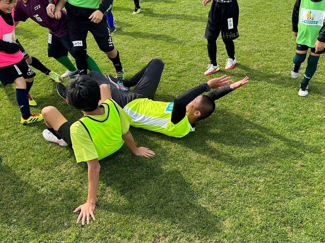 坪井慶介さんのインスタグラム写真 - (坪井慶介Instagram)「明治安田生命「 JリーグMYサッカー教室in苫小牧」 イケコーチ　#池内友彦 さん コバコーチ　#小林宏之  ジュンコーチ　#青山隼  おにぎりコーチ　#オトコツボイ  4人ではしゃいできましたーー 子供達もトレーニングは真剣に、ゲームは楽しく勝負にこだわりながら取り組んでくれました！！  コーチ対子供達、最後はヘロヘロになって負けた…でも、本当はコーチチーム得点入ってたけど、取り消されたから、実質引き分けです😁 大人気ない大人です✌️  #明治安田生命  #苫小牧  #jリーグ  #myサッカー教室  #サッカーキョウシツボイ  #オニギリコーチ  #ダッシュ  #ダッシュボイ  #スライディング  #スライディングボイ  #大人気ない  #大人気ない大人 😁 #全力中年  #ありがとうございました  #感謝」10月15日 9時31分 - keisuke_tsuboi0916