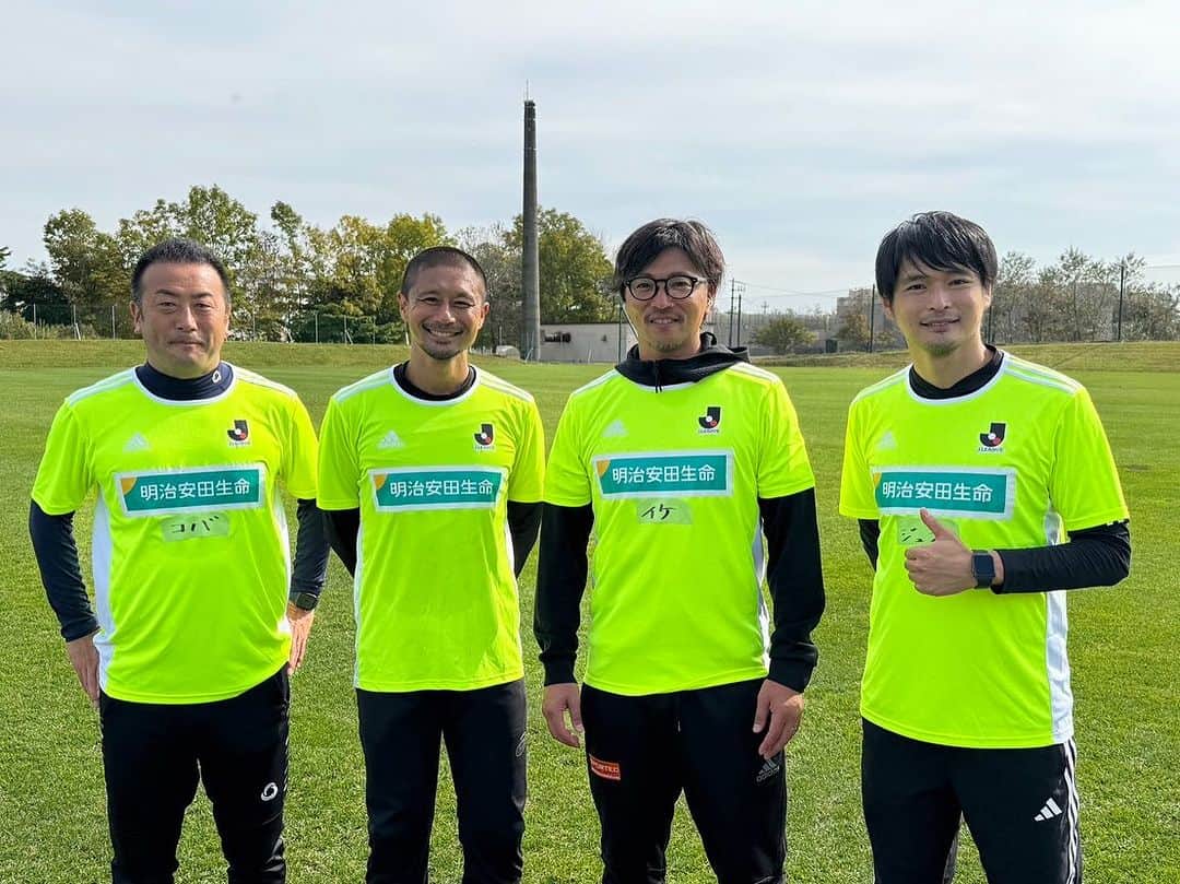 坪井慶介さんのインスタグラム写真 - (坪井慶介Instagram)「明治安田生命「 JリーグMYサッカー教室in苫小牧」 イケコーチ　#池内友彦 さん コバコーチ　#小林宏之  ジュンコーチ　#青山隼  おにぎりコーチ　#オトコツボイ  4人ではしゃいできましたーー 子供達もトレーニングは真剣に、ゲームは楽しく勝負にこだわりながら取り組んでくれました！！  コーチ対子供達、最後はヘロヘロになって負けた…でも、本当はコーチチーム得点入ってたけど、取り消されたから、実質引き分けです😁 大人気ない大人です✌️  #明治安田生命  #苫小牧  #jリーグ  #myサッカー教室  #サッカーキョウシツボイ  #オニギリコーチ  #ダッシュ  #ダッシュボイ  #スライディング  #スライディングボイ  #大人気ない  #大人気ない大人 😁 #全力中年  #ありがとうございました  #感謝」10月15日 9時31分 - keisuke_tsuboi0916