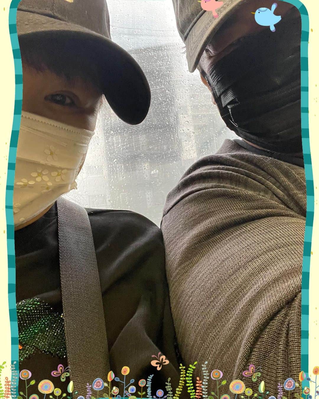 のインスタグラム：「😊2人で電車に揺られて ガタンゴトン🚃💨  #電車  #雨  #2人で」