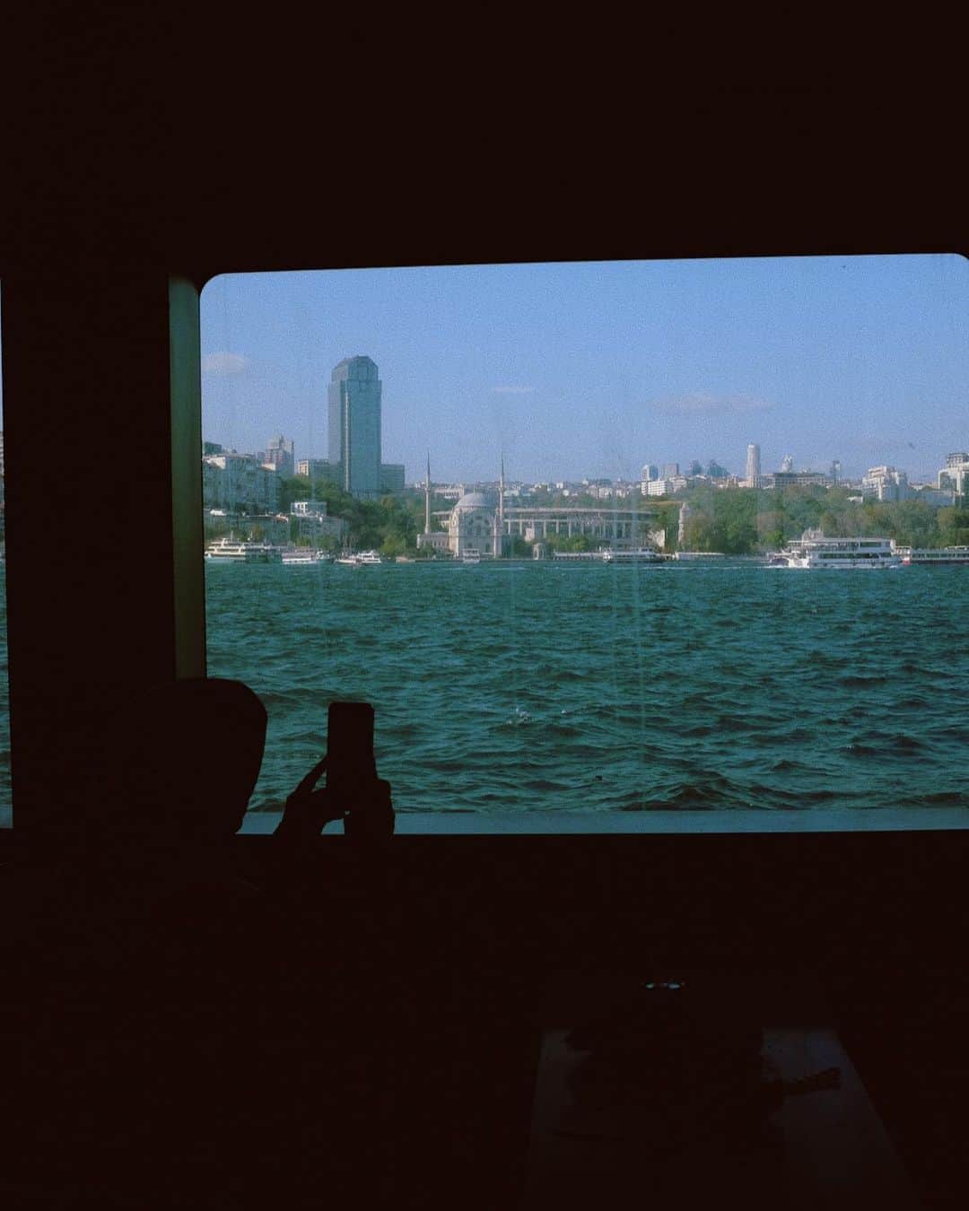 MaryanaRoのインスタグラム：「🇹🇷🌷🕌🌉 🤲🛣️ 🥖🏨 🚕 🧕🏻📿🧿  Kadıköy? More like Cat-iköy.」