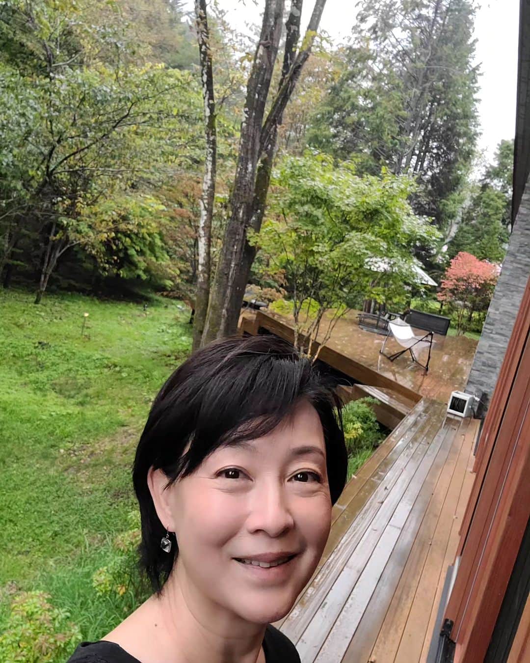 床嶋佳子さんのインスタグラム写真 - (床嶋佳子Instagram)「おはようございます‼️ 冷たい雨が降っていますね。☔ 皆様如何お過ごしですか！  昨晩から夫の後輩の方の別荘にお邪魔しています！ 雨ですがこれもまた一興なのであります‼️🌿 #マイナスイオンたっぷり」10月15日 9時36分 - yoshiko.tokoshima