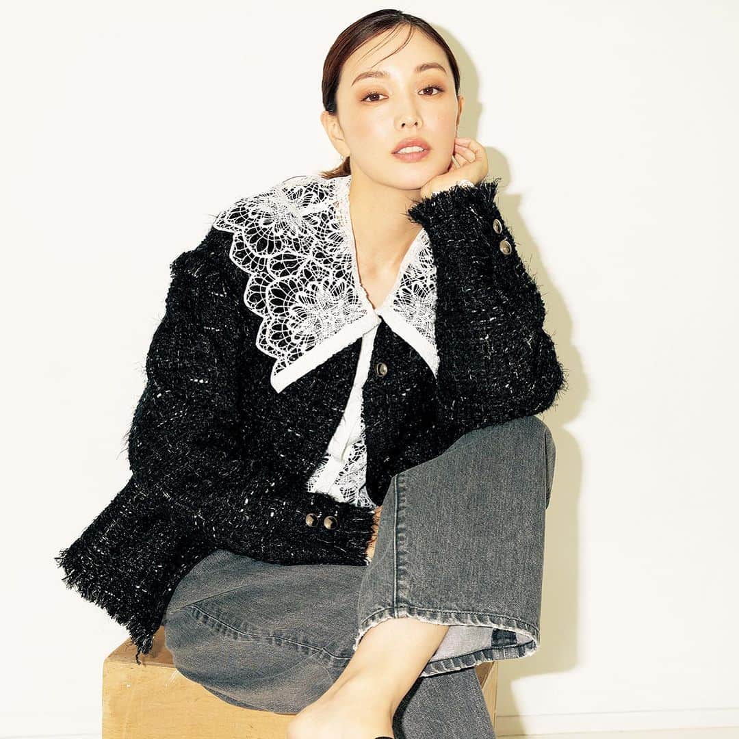 STORY公式のインスタグラム：「【蛯原友里さんの秋メーク が知りたい方はコメントに🤎ください！】 保存しておくと後から見返せます！     10月15日（日）     マスク生活を終えてメーク熱が復活している人も多いのでは？ 秋冬のファッショントレンドを今っぽく着こなすため、 蛯原友里さんをモデルに、 人気ヘア・メークアーティストのpaku☆chanさんがメイクアップ、 おすすめコスメをナビゲートしました！     Fashion：クラシックなツイード× Make up ：ラフなブラウンアイ     paku☆chanさんコメント： 「古臭くならないよう注意！ 目元は曖昧ブラウンをミルフィーユ塗り、 しっかりメークをすると老け見えするクラシックなコーデ。 抜け感の出るベージュのアイシャドウを駆使した ラフな目元で今っぽさを。 サンドベージュ系の色みを使って 曖昧にグラデーションにする〝ミルフィーユ塗り〟 がポイントです！」       蛯原さんコメント： 「メークの引き算って難しくとらえがちだけど ベージュのシャドウを使えば挑戦できそう。 新しい私と出会えた気分！」       💄Make up Point パレットは、Cをアイホール(1)と下まぶたのキワに、 BとDを混ぜたものを1より狭い範囲に、Dを上まぶたのキワに、 Aを上まぶた中央と下まぶたの目尻にオン。 ベージュが曖昧な分、アイライン、マスカラは黒で締め、 リップとチークはコーラル系を選んで目元の黄み感を強調します。 よりラフ感を出すためにヘアはストレートに。 ジェルやヘアクリームを使いタイトに仕上げて✨     ＜使用アイテムはコレ！＞ ベージュのアイシャドウはサンドベージュを選んで。 繊細なベージュが奥行きのある洗練された目元に。 ルナソル アイカラーレーション18¥6,820(カネボウ化粧品)     ジャケット¥149,600(デパリエ)ブラウス¥92,400(ボーフィー/ユナイテッドアローズ 六本木ヒルズ店)パンツ¥39,600(チノ/モールド)靴¥35,200(カステラーノ×デミルクス ビームス/ビームスハウス 丸の内)       ※STORY10月号P158掲載の商品です。お問い合わせはお控えください。     撮影／吉田 崇〈人物〉、五十嵐 洋〈静物〉 モデル／蛯原友里 ヘア・メーク／paku☆chan スタイリスト／三好 彩 取材／味澤彩子     #paku☆chan #秋メーク #トレンドメーク」