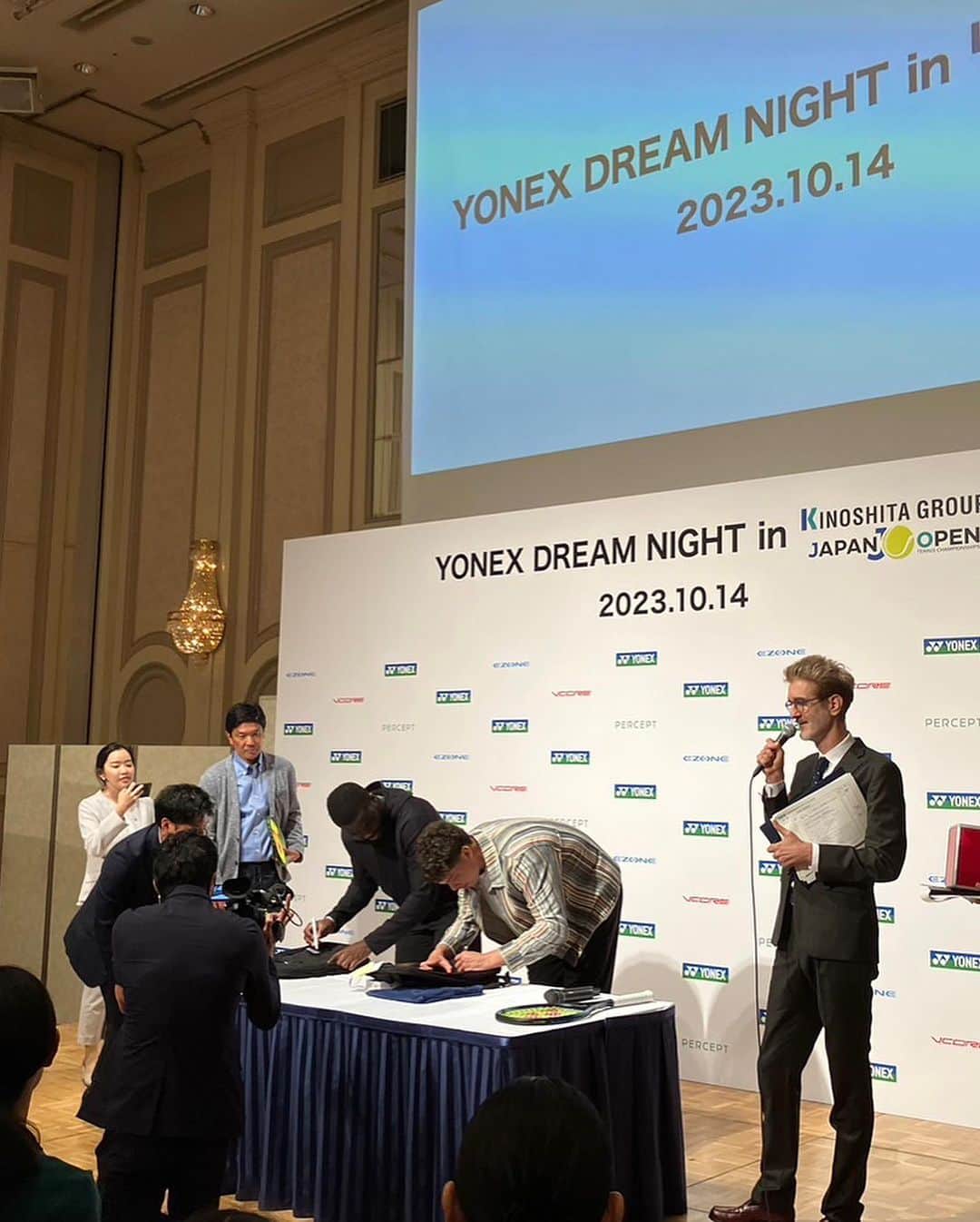フローラン・ダバディーのインスタグラム：「盛り上がりましYONEX 選手パーティ🎈今年もMCを努めましたが、初めての来日だったベン・シェルトン選手も最高のムードメーカーでした。A big thank you to the entire #yonex family and a special mention to #benshelton and #francestiafoe for their good spirits, we had lots of fun 🤩 #木下ジャパンオープンテニストーナメント」