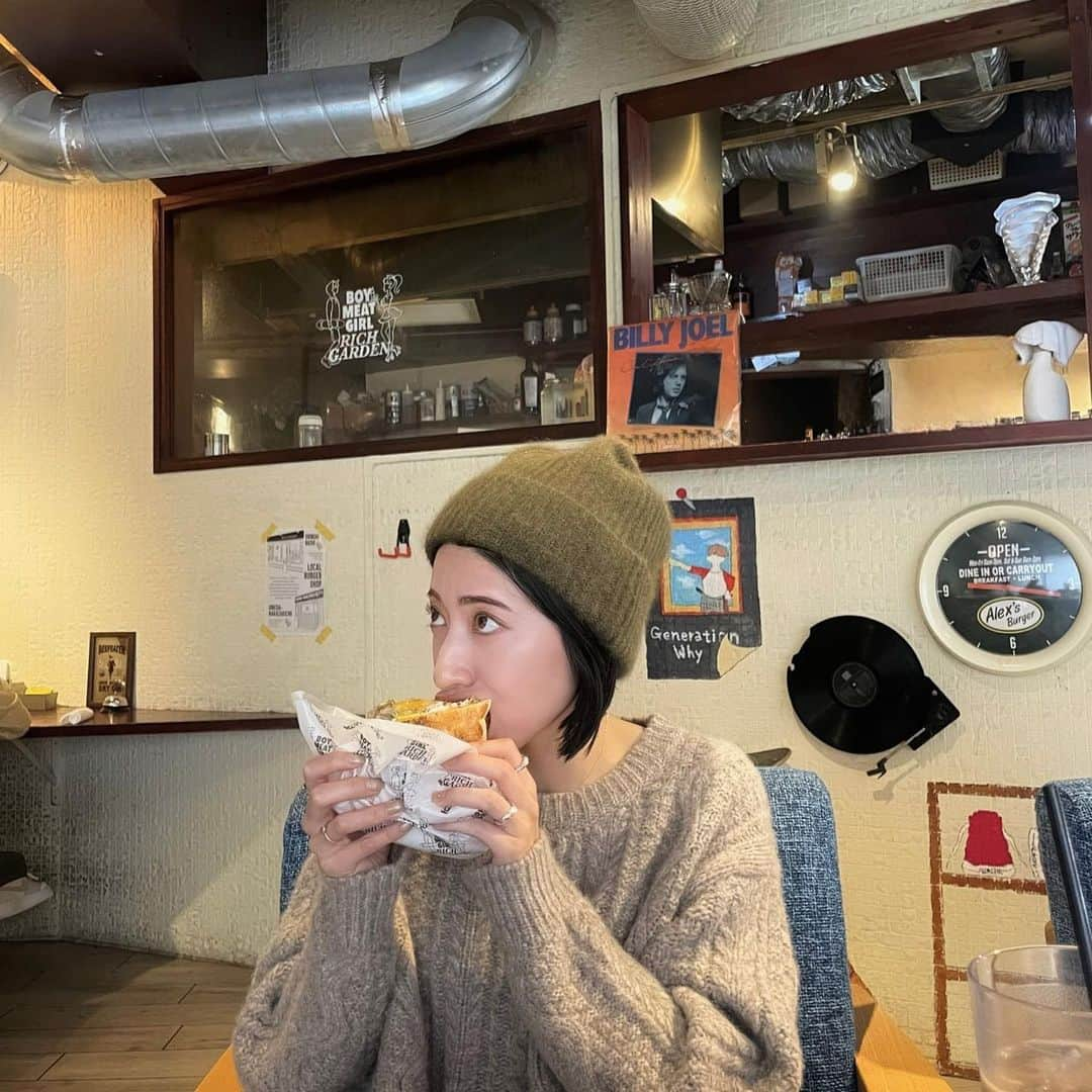 山﨑さおりのインスタグラム：「久しぶりにアメ村で仕事合間にlunch🍽️ それは10年以上前... 結婚前にデートで行った以来に @rich_garden2013 🥪💝 言うまでもなくめちゃ旨。 アメ村ってなんか...いいね♡ 昔が蘇る🤣  #大阪カフェ#難波カフェ#大阪ランチ#難波ランチ #richgarden#大阪ハンバーガー#アメ村カフェ#PR」