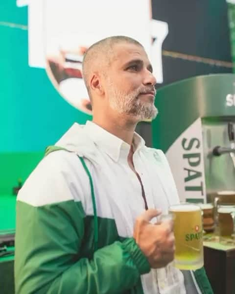 Bruno Gagliassoのインスタグラム：「Já ouviu falar em Biersliding? É uma competição que surgiu lá na Oktoberfest da Alemanha pra ver quem desliza a caneca mais longe. E a @spaten_br, que está presente desde a primeira Oktoberfest do mundo, trouxe o Biersliding pro Brasil já querendo bater o recorde mundial.  Eu vi que isso tava rolando e não quis ficar fora dessa. Afinal, tentar deixar meu nome pra história... Já pensou?  #EstiloForteSpaten #AprecieComModeração  #Publicidade」