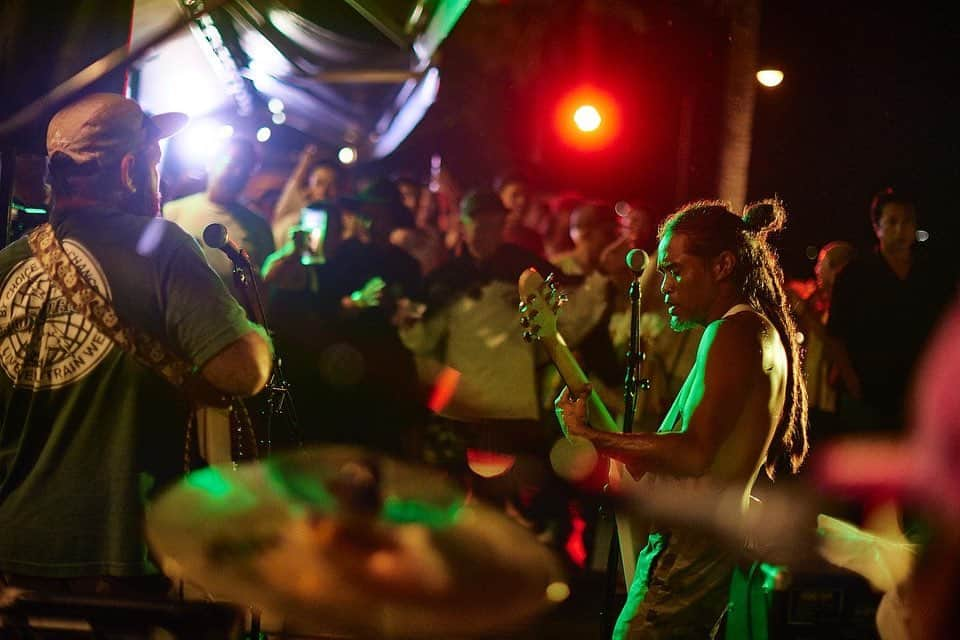 KAI_SHiNEのインスタグラム：「Humble Soul🦁🎸🔥 Big MAHALO‼︎🤙  📸 @yasumamiura  🌴 @zaimokuza_seasons   #humblesoul #japantour2023 #hawaii #mauistrong #shonan #kamakura #music #onelink #playhaverock #yamaarashi #live #life #vibe #tourlife #感謝 #jp」