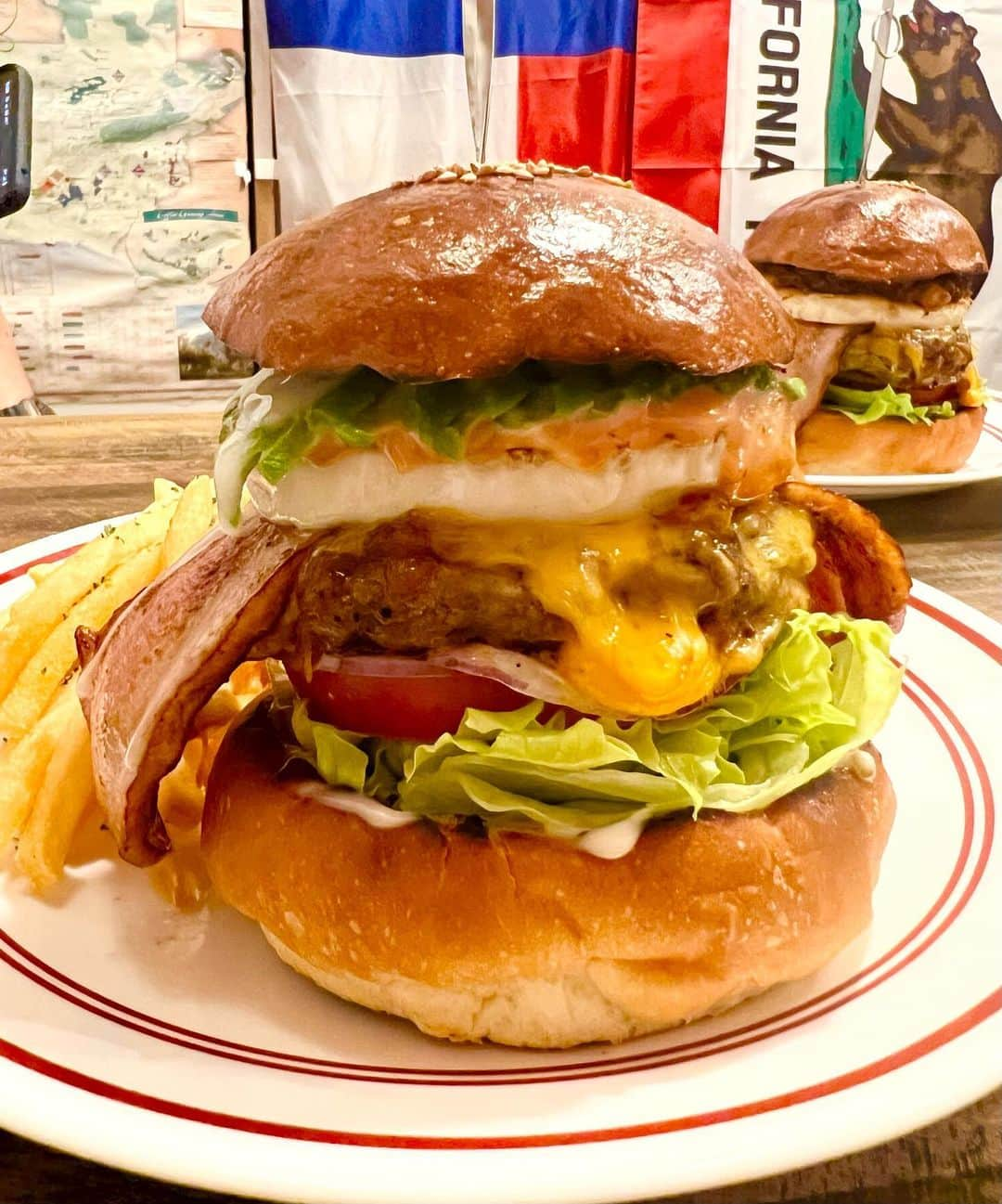 小鳥寿未代のインスタグラム：「最近ハンバーガー🍔率が多いかも😆  食欲の秋ですね⤴️  前から気になっていたお店へ行って来ました♫ かなりの美味しさに(　´艸｀) また近々行きたい⤴️  バンズもしっかり焼いてありバンズだけ食べても美味しかった♫  大好きなミニオンズも沢山♡  @meihokuburger  ありがとうございました♫  #ハンバーガー  #hamburger  #チーズバーガー  #ベーコンチーズバーガー  #ベーコン  #アボカド  #ハンバーグ  #ボリューム  #ボリューム満点  #コスパ最高  #meihokuburger  #名古屋グルメ  #伏見グルメ  #ミニオンズ  #可愛い  #lunch  #食欲の秋  #ハンバーガー部  #ハンバーガー巡り  #ハンバーガー好きな人と繋がりたい  #デブ活  #フレンチフライ  #フライドポテト  #オニオンリング  #名古屋ランチ  #インフルエンサー」