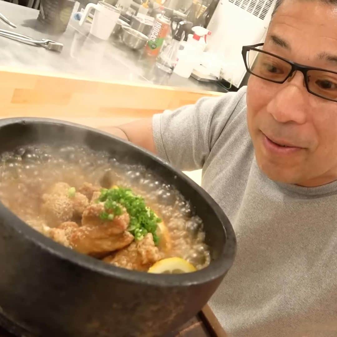 中島浩二さんのインスタグラム写真 - (中島浩二Instagram)「新しい唐揚げアレンジ料理だすーー🤣🤣🤣  しかも、うみゃかったーーー🤣🤣🤣  大名に新しくオープンした、笑いのえびす‼️  他に無い料理をって事で、今回ランチで頂いたのが、、、 揚げ鶏の石焼きと、カンパチユッケ丼‼️  まず、カンパチユッケ丼は、薄く引いたカンパチに特製のタレを掛けて、、、 この独特のタレが、旨味に深さ演出してるんだす😊  そして、揚げ鶏の石焼きは、その音と匂いと迫力で食欲をそそった後に、熱々を頬張ったら、最高ーーー🤣🤣🤣  甘辛醤油のタレにレモンの酸味、そして、とろみがついて来て食感も変わって、うみゃかったーーー🤣🤣🤣  元々、夜のお店みたいだすが、昼飲みも出来てお寿司もうみゃそうだっただすーー😊  YouTubeに新しい動画アップしてるんで、是非‼️  プロフィールから飛べるだすーー😊  @waraino.ebisu   #福岡グルメ　#福岡ランチ　#天神グルメ　#天神ランチ　#大名グルメ　#大名ランチ　#大名居酒屋　#笑いのえびす　#揚げ鶏の石焼き」10月15日 9時53分 - koji_nakajiii