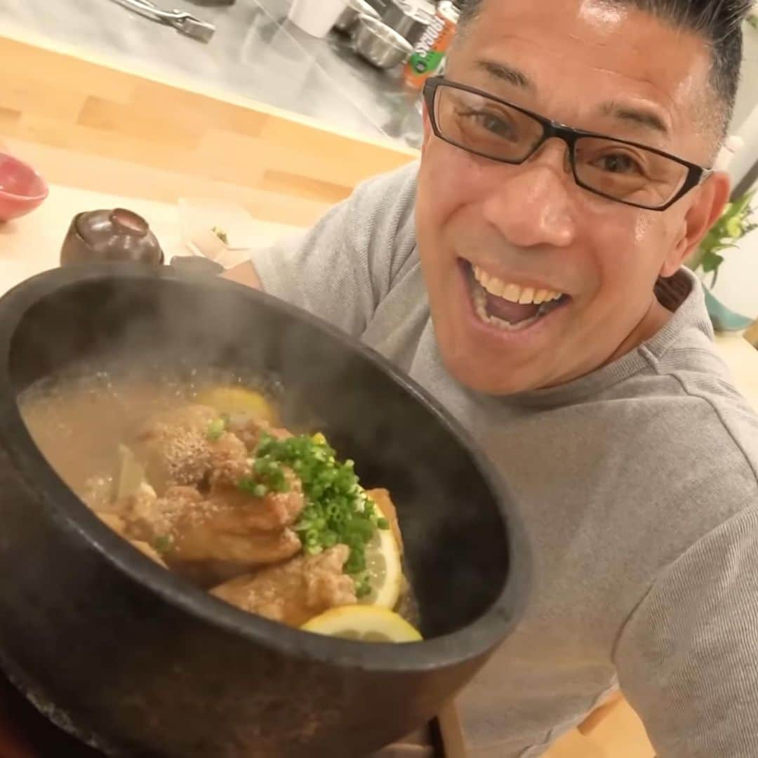 中島浩二のインスタグラム：「新しい唐揚げアレンジ料理だすーー🤣🤣🤣  しかも、うみゃかったーーー🤣🤣🤣  大名に新しくオープンした、笑いのえびす‼️  他に無い料理をって事で、今回ランチで頂いたのが、、、 揚げ鶏の石焼きと、カンパチユッケ丼‼️  まず、カンパチユッケ丼は、薄く引いたカンパチに特製のタレを掛けて、、、 この独特のタレが、旨味に深さ演出してるんだす😊  そして、揚げ鶏の石焼きは、その音と匂いと迫力で食欲をそそった後に、熱々を頬張ったら、最高ーーー🤣🤣🤣  甘辛醤油のタレにレモンの酸味、そして、とろみがついて来て食感も変わって、うみゃかったーーー🤣🤣🤣  元々、夜のお店みたいだすが、昼飲みも出来てお寿司もうみゃそうだっただすーー😊  YouTubeに新しい動画アップしてるんで、是非‼️  プロフィールから飛べるだすーー😊  @waraino.ebisu   #福岡グルメ　#福岡ランチ　#天神グルメ　#天神ランチ　#大名グルメ　#大名ランチ　#大名居酒屋　#笑いのえびす　#揚げ鶏の石焼き」