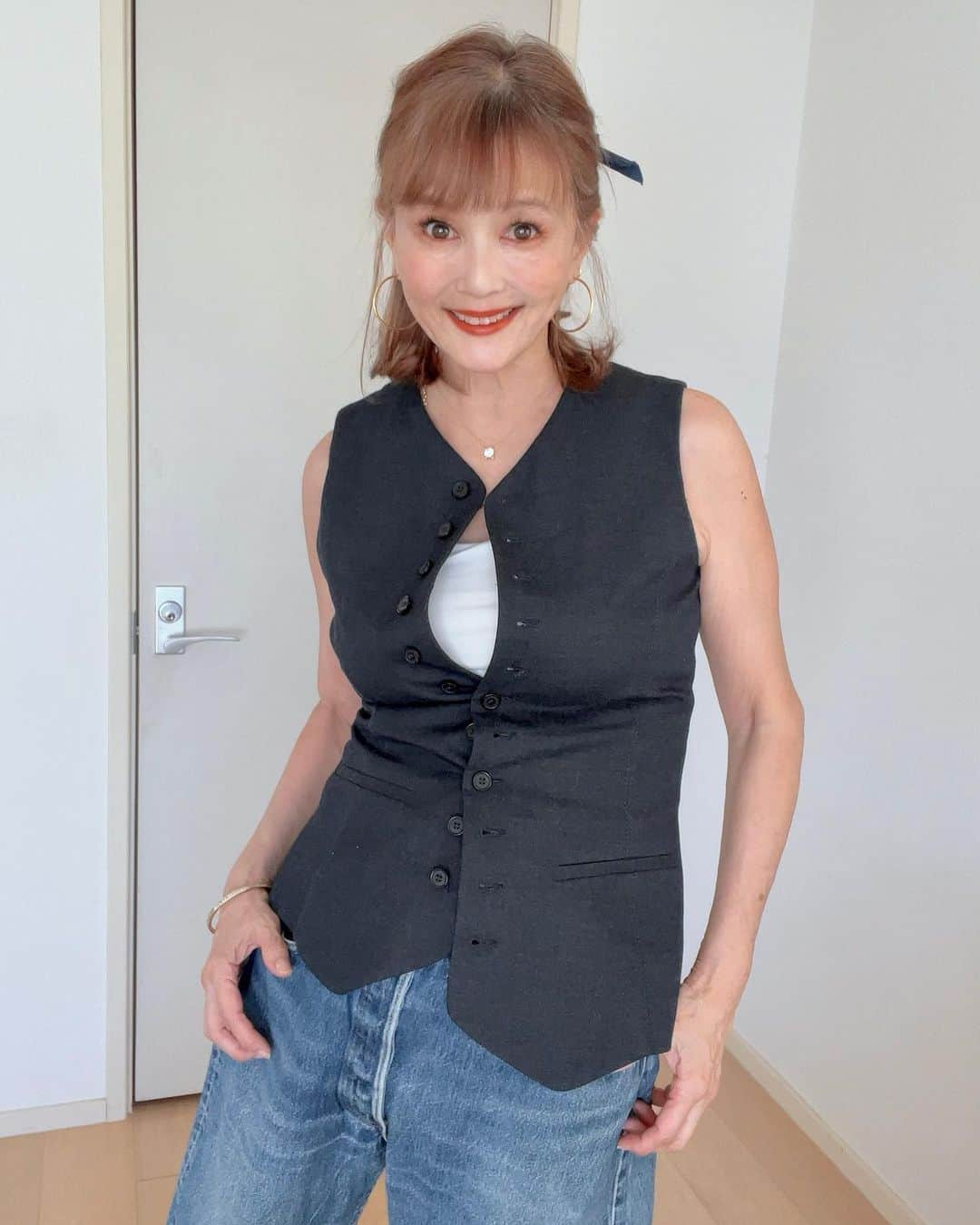 高見恭子のインスタグラム：「好きを着よう希望をポケットに。  #vest #veststyle  #vestfashion  #vestandjeans  #jeansstyle  #waistcoat  #fashion#fashionstyle  #fashionphoto  #loveforfashion  #smile」