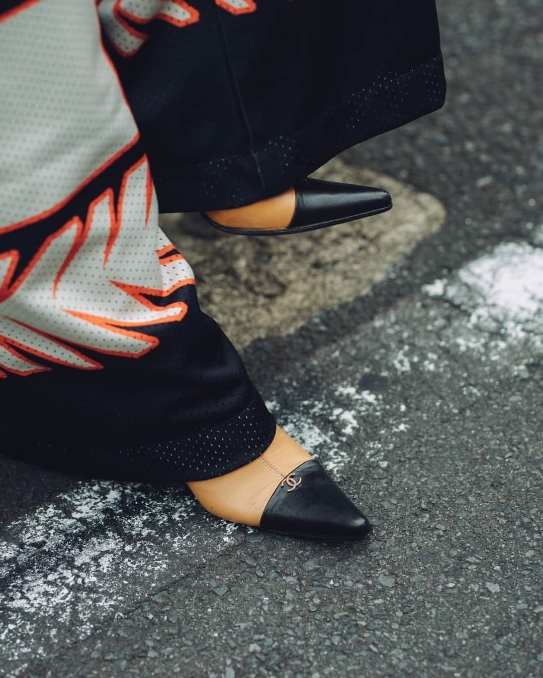Fashionsnap.comさんのインスタグラム写真 - (Fashionsnap.comInstagram)「Name: 上條結花⁠ Occupation: 会社員⁠ ⁠ Tops #JOURNALSTANDARD⁠ Pants #DRIESVANNOTEN⁠ Bag #BOTTEGAVENETA⁠ Shoes #CHANEL⁠ Necklace #AFTERSHAVECLUB⁠ Ring #HERMES⁠ ⁠ Photo by @masaki_kiyokawa⁠ ⁠ #スナップ_fs #fashionsnap #fashionsnap_women」10月15日 10時00分 - fashionsnapcom