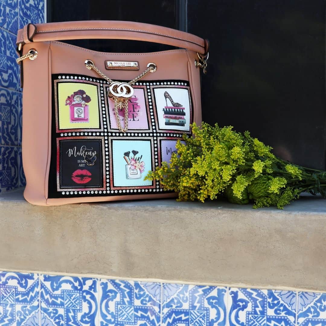 ニコールリーのインスタグラム：「Destined to sell out, our Amor Fuera del Cuadro drawstring bag is a contemporary beauty. The high-shine drawstring closure adds a modern touch while a convenient back zip pocket ensures fashion and functionality. 💋💖  Tap below to see our Amor Fuera del Cuadro Drawstring Bag or visit our website (link in bio)!  #nicoleleeusa #lovemehatemeNL #newarrivals #aw23 #handbag #accessories #amorfueradelcuadro」