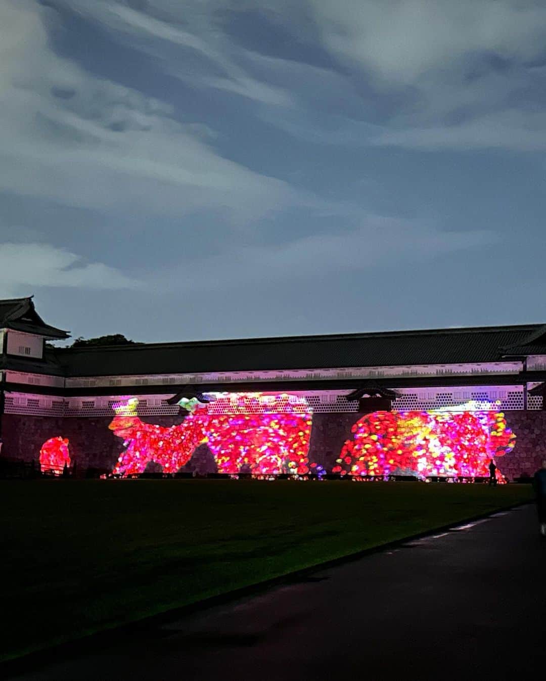 Fashion Headlineのインスタグラム：「夜の金沢城が光のアート空間に。チームラボが「金沢城 光の祭」を開催 https://www.fashion-headline.com/article/290356 #teamlab #金沢城」