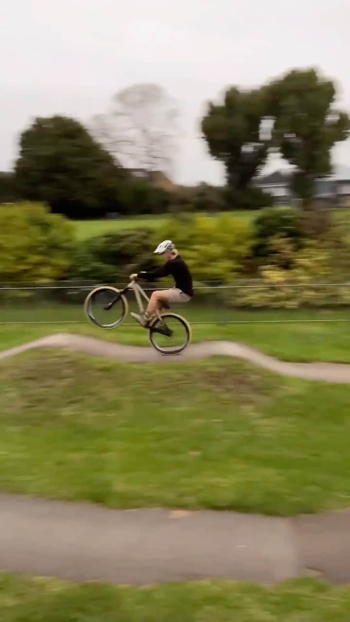 Smithのインスタグラム：「Thursday pump-track vibes, time to get some riding in before the snow falls 😎  🚵: @bradystone13」