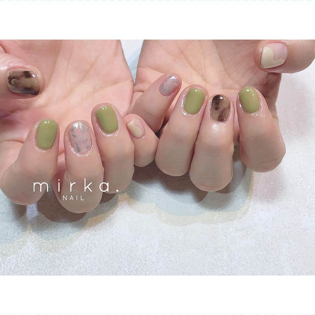 mirka. NAIL(ミルカネイル)のインスタグラム：「⁡ ⁡ ⁡ pistàcchio 𓏸 ⁡ ⁡ ⁡ ………………………………………………………… ⁡ ご予約、お問い合わせは LINE ID⇒ @mirka.nail (@含む)まで。 ⁡ ご新規様はハイライトの「ご案内」と「ご予約方法」を必ずお読みいただいてからご予約くださいますようお願いいたします。 空き状況や詳細はLINEの投稿からご確認ください。 ⁡ ⁡ ⁡ ⁡ #mirkanail#nails#nail#nailart#naildesign #ショートネイル#ネイルアート#ネイルデザイン#ネイル#大人ネイル#シンプルネイル#オフィスネイル#ニュアンスネイル#ナチュラルネイル#カジュアルネイル#ショートネイルデザイン#美甲#秋ネイル#秋ネイル2023 #プライベートサロン#プライベートネイルサロン#東京ネイルサロン#東京ネイル#江東区ネイルサロン#森下#清澄白河 ⁡」