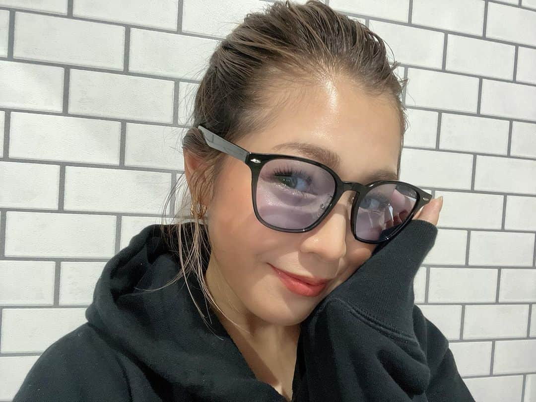 あゆさんのインスタグラム写真 - (あゆInstagram)「. 🕶️🩵」10月15日 10時07分 - ayu022222227