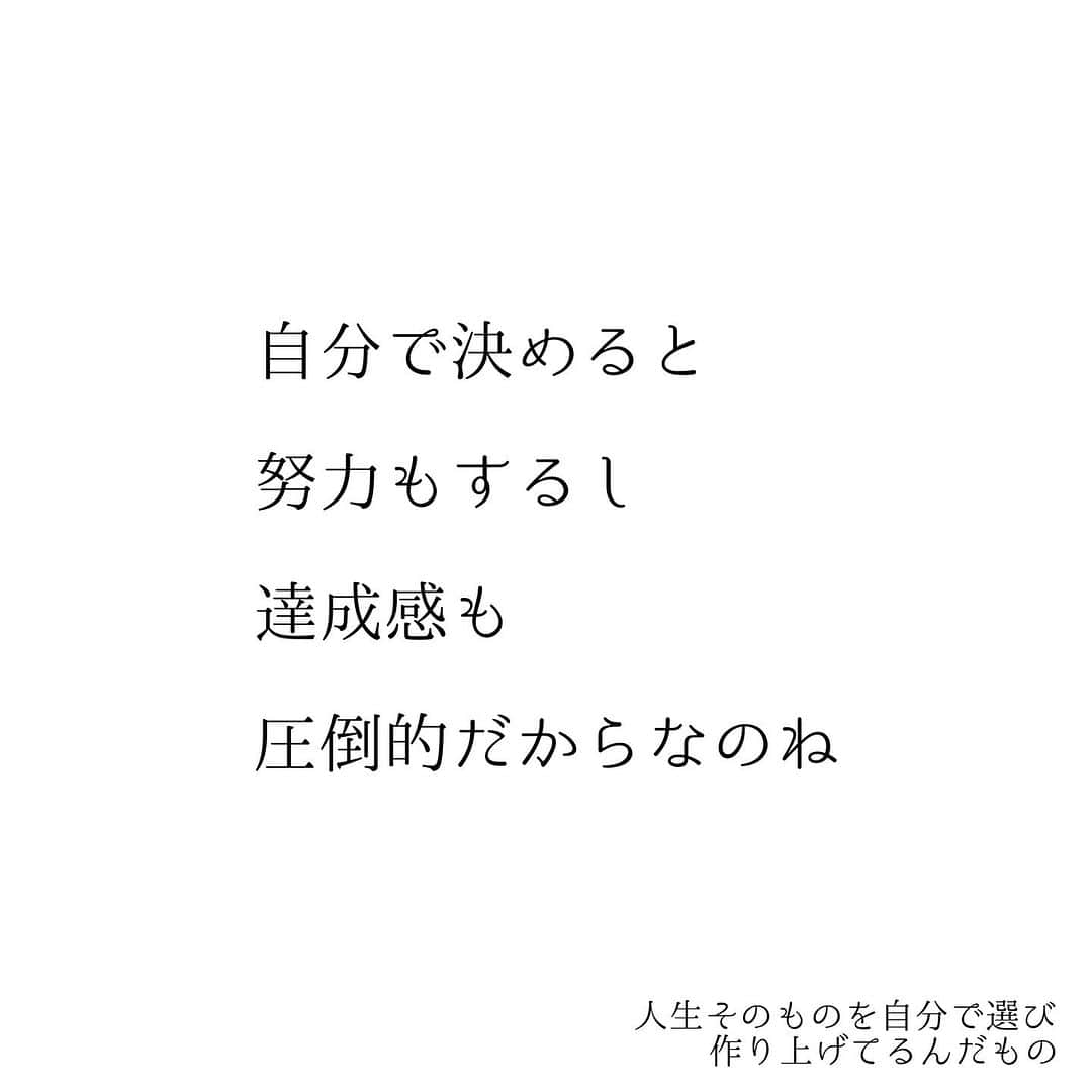 堀ママさんのインスタグラム写真 - (堀ママInstagram)「【自分で決める】大切さって 社会学的な研究で明らかになってるのね  でも一方で 日本は人生選択の自由度が低いことが 国連の世界幸福度報告書にも書かれてるのよ  社会的な同調圧力もだけど 【画一的にルールで縛る】 ことは 死ぬほどうるさいくせに 一方で 【自由放任=無法地帯&自己責任】 で 個人に責任が押し付けられ過ぎてるのよ その間のちょうどいい 最低限のルールを決めて あとは自由にするということが できないのね  教育だったり コロナ禍の状況を振り返ると うなずきまくら千代子だわ  だから 自分で決めることが難しかったり 不安に感じたりしても それはあなたのせいだけではないのよ 環境や社会の影響も すごく大きいから 自分を責めたりする必要はないわ  でもね いつまでも 人のせいにしてたり 社会のせいにしてても 自分の幸福は永遠に やってこないじゃない  だからこそ 自分で決める という一歩を踏み出しても いいんじゃないかしら  あたしは 自分で決めること 大好きよ  いつまで待っても 白馬の王子さまが来ないなら 自分で白馬に乗って 王子狩りをするしかないでしょ？  そしてもしも 王子さまがゲットできなくてもいいのよ 自分で決めて動いただけで すでに幸せになってるんだもの うふふ  参考: 独立行政法人経済産業研究所 西村和雄著 「幸福感と自己決定―日本における実証研究」  #幸福 #自己肯定感 #自己決定 #自分で決める #メンタルヘルス #メンタル #マインド #マインドフルネス  #自分を大切に   #大丈夫」10月15日 10時07分 - hori_mama_