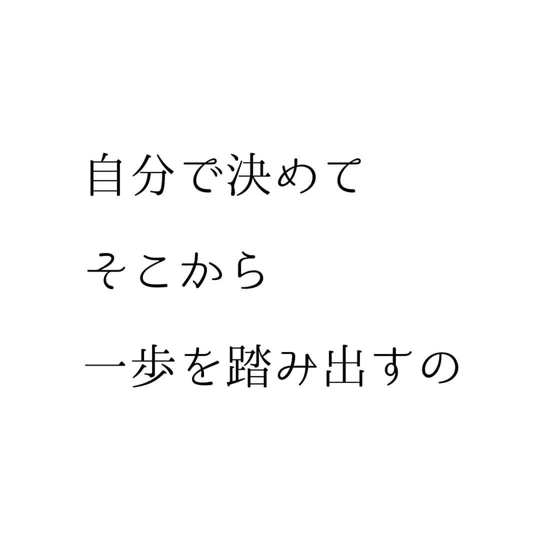 堀ママさんのインスタグラム写真 - (堀ママInstagram)「【自分で決める】大切さって 社会学的な研究で明らかになってるのね  でも一方で 日本は人生選択の自由度が低いことが 国連の世界幸福度報告書にも書かれてるのよ  社会的な同調圧力もだけど 【画一的にルールで縛る】 ことは 死ぬほどうるさいくせに 一方で 【自由放任=無法地帯&自己責任】 で 個人に責任が押し付けられ過ぎてるのよ その間のちょうどいい 最低限のルールを決めて あとは自由にするということが できないのね  教育だったり コロナ禍の状況を振り返ると うなずきまくら千代子だわ  だから 自分で決めることが難しかったり 不安に感じたりしても それはあなたのせいだけではないのよ 環境や社会の影響も すごく大きいから 自分を責めたりする必要はないわ  でもね いつまでも 人のせいにしてたり 社会のせいにしてても 自分の幸福は永遠に やってこないじゃない  だからこそ 自分で決める という一歩を踏み出しても いいんじゃないかしら  あたしは 自分で決めること 大好きよ  いつまで待っても 白馬の王子さまが来ないなら 自分で白馬に乗って 王子狩りをするしかないでしょ？  そしてもしも 王子さまがゲットできなくてもいいのよ 自分で決めて動いただけで すでに幸せになってるんだもの うふふ  参考: 独立行政法人経済産業研究所 西村和雄著 「幸福感と自己決定―日本における実証研究」  #幸福 #自己肯定感 #自己決定 #自分で決める #メンタルヘルス #メンタル #マインド #マインドフルネス  #自分を大切に   #大丈夫」10月15日 10時07分 - hori_mama_