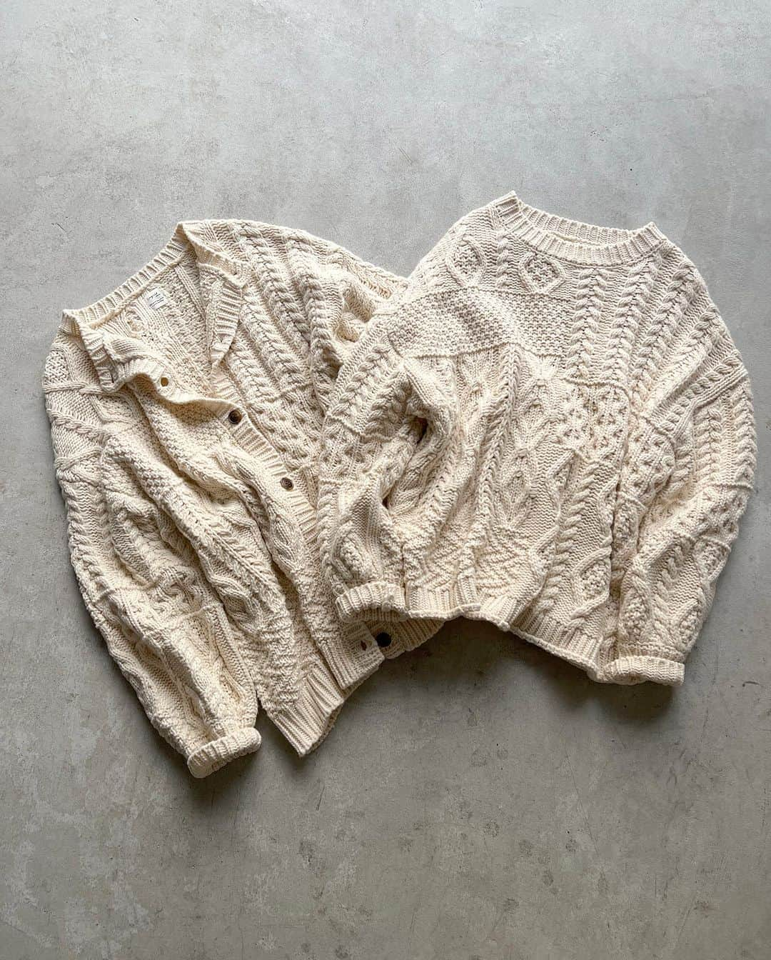 Ungridさんのインスタグラム写真 - (UngridInstagram)「Web Limited Knit  #パッチワークケーブルニットカーデ アイボリー/チャコールグレー/オレンジ/ブルー ¥8,800(tax in)  オリジナルのケーブル柄を取り入れたボリュームのある可愛いカーデ。  #パッチワークケーブルニット アイボリー/チャコールグレー/オレンジ/ブルー ¥7,700(tax in)  裾に施されたサイドスリットが、たぽっとしたシルエットになるのがポイントのケーブルニット。  ーーーーーーーーーーーーーーーーーーーーーーーーーーーー  ☑︎商品詳細は製品タグ or TOPページURLよりチェック  » @Ungrid_official ・ ・ ☑︎全国のスタッフのスタイリングを毎日更新中！  »@Ungrid_staffsnap  #Ungrid  #Ungrid_official #Ungriddenim #アングリッド #Ungridコーデ #staffsnap  #ファッション #トレンドファッション #大人 #大人カジュアル #カジュアル #カジュアルコーデ #ニットカーデ #カラーニット #ニットコーデ #秋コーデ #ケーブルニット #ケーブルニットカーディガン」10月15日 10時18分 - ungrid_official