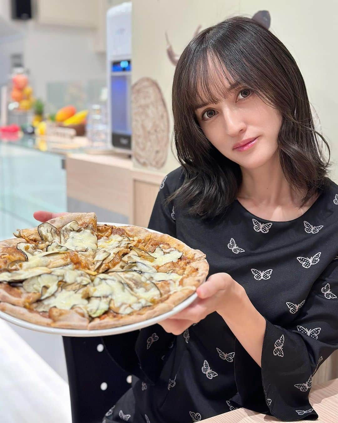 奥山絵里奈さんのインスタグラム写真 - (奥山絵里奈Instagram)「#シカゴピザ 〜🥹🍕  あの#サラダ専門店 ベジトモさんが #全粒粉ピザ のお店をオープン！  @panuma_vegetomo   プレオープンにご招待いただき行って来ました！  #聖蹟桜ヶ丘駅 直結の聖蹟桜ヶ丘SCビルのＢ館一階にあります！ （ロッテリアの隣）  サラダとピザのお店で 店内飲食も テイクアウトもどちらも出来ます✌️  シカゴピザとトリプルミートのサラダを注文🎵  ここのサラダ本当に美味しくて いつも感動🥹 子供も美味しいから食べてくれてびっくり😳🥗  シカゴピザは  チーズが凄い〜🫣 凄く濃厚で美味し過ぎた🫣  シカゴピザってちゃんとしたお店じゃ無いとなかなか食べられないから こうやって手軽に食べられたり  テイクアウト出来るの凄く嬉しい😳  しかもシカゴピザなのに2000円以下で食べられるのお得！  満足感が凄くあるので 2.3人で食べられると思います🥹  #全粒粉 で身体にも優しい生地なのも嬉しい！  10月17日オープンなので 是非行ってみて下さいね🎵  @panuma_vegetomo   #PR#聖蹟桜ヶ丘グルメ #聖蹟桜ヶ丘グルメ #聖蹟桜ヶ丘カフェ #聖蹟桜ヶ丘ショッピングセンター #ピザ専門店 #サラダ専門店 #パヌマ#ベジトモパヌマ #全粒粉 #子連れランチ #子連れカフェ」10月15日 10時30分 - erinaokuyama