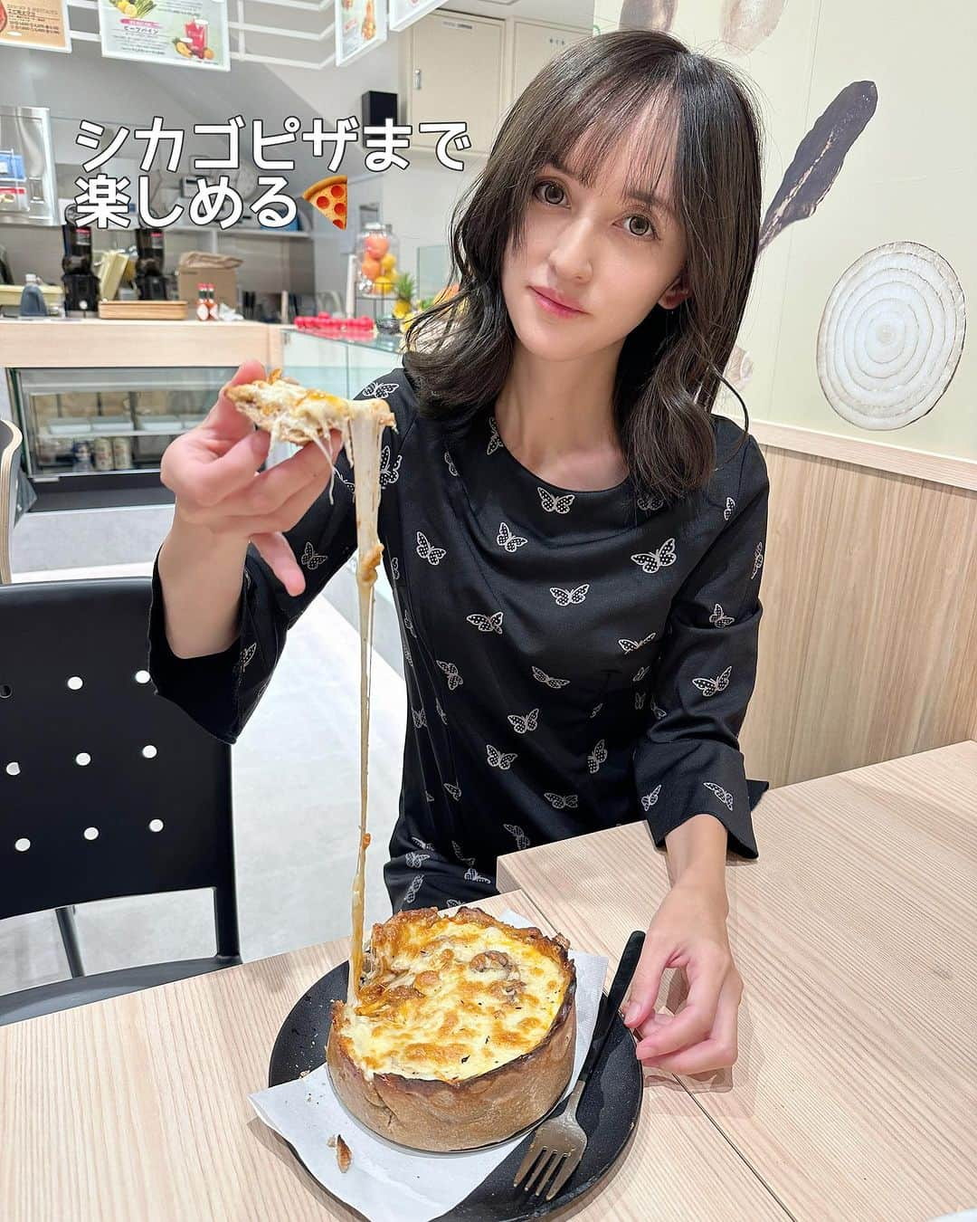 奥山絵里奈さんのインスタグラム写真 - (奥山絵里奈Instagram)「#シカゴピザ 〜🥹🍕  あの#サラダ専門店 ベジトモさんが #全粒粉ピザ のお店をオープン！  @panuma_vegetomo   プレオープンにご招待いただき行って来ました！  #聖蹟桜ヶ丘駅 直結の聖蹟桜ヶ丘SCビルのＢ館一階にあります！ （ロッテリアの隣）  サラダとピザのお店で 店内飲食も テイクアウトもどちらも出来ます✌️  シカゴピザとトリプルミートのサラダを注文🎵  ここのサラダ本当に美味しくて いつも感動🥹 子供も美味しいから食べてくれてびっくり😳🥗  シカゴピザは  チーズが凄い〜🫣 凄く濃厚で美味し過ぎた🫣  シカゴピザってちゃんとしたお店じゃ無いとなかなか食べられないから こうやって手軽に食べられたり  テイクアウト出来るの凄く嬉しい😳  しかもシカゴピザなのに2000円以下で食べられるのお得！  満足感が凄くあるので 2.3人で食べられると思います🥹  #全粒粉 で身体にも優しい生地なのも嬉しい！  10月17日オープンなので 是非行ってみて下さいね🎵  @panuma_vegetomo   #PR#聖蹟桜ヶ丘グルメ #聖蹟桜ヶ丘グルメ #聖蹟桜ヶ丘カフェ #聖蹟桜ヶ丘ショッピングセンター #ピザ専門店 #サラダ専門店 #パヌマ#ベジトモパヌマ #全粒粉 #子連れランチ #子連れカフェ」10月15日 10時30分 - erinaokuyama