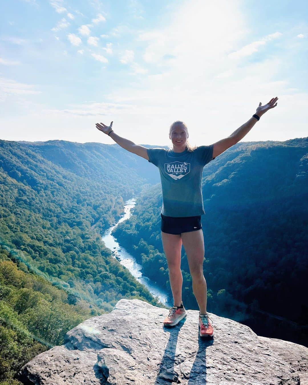 カーリー・ウォパットのインスタグラム：「Thank you all for the birthday wishes! Another lap around the sun, and the best is yet to come.   Enjoying my escape to West Virginia in the beautiful backcountry with quality people.」