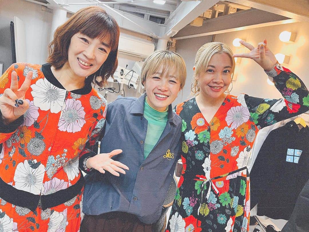 のインスタグラム：「🪻  花＊花さん、blackでsoulで ちょーーーーーーーカッコよくって。  花花さんも、大西ユカリさんも 重心が地球に繋がってる感じでした。 そして気さくで優しいところも御三方共通してました。  長く音楽を続けることができるということ、その凄さやかっこよさを体感した奈良でした。」