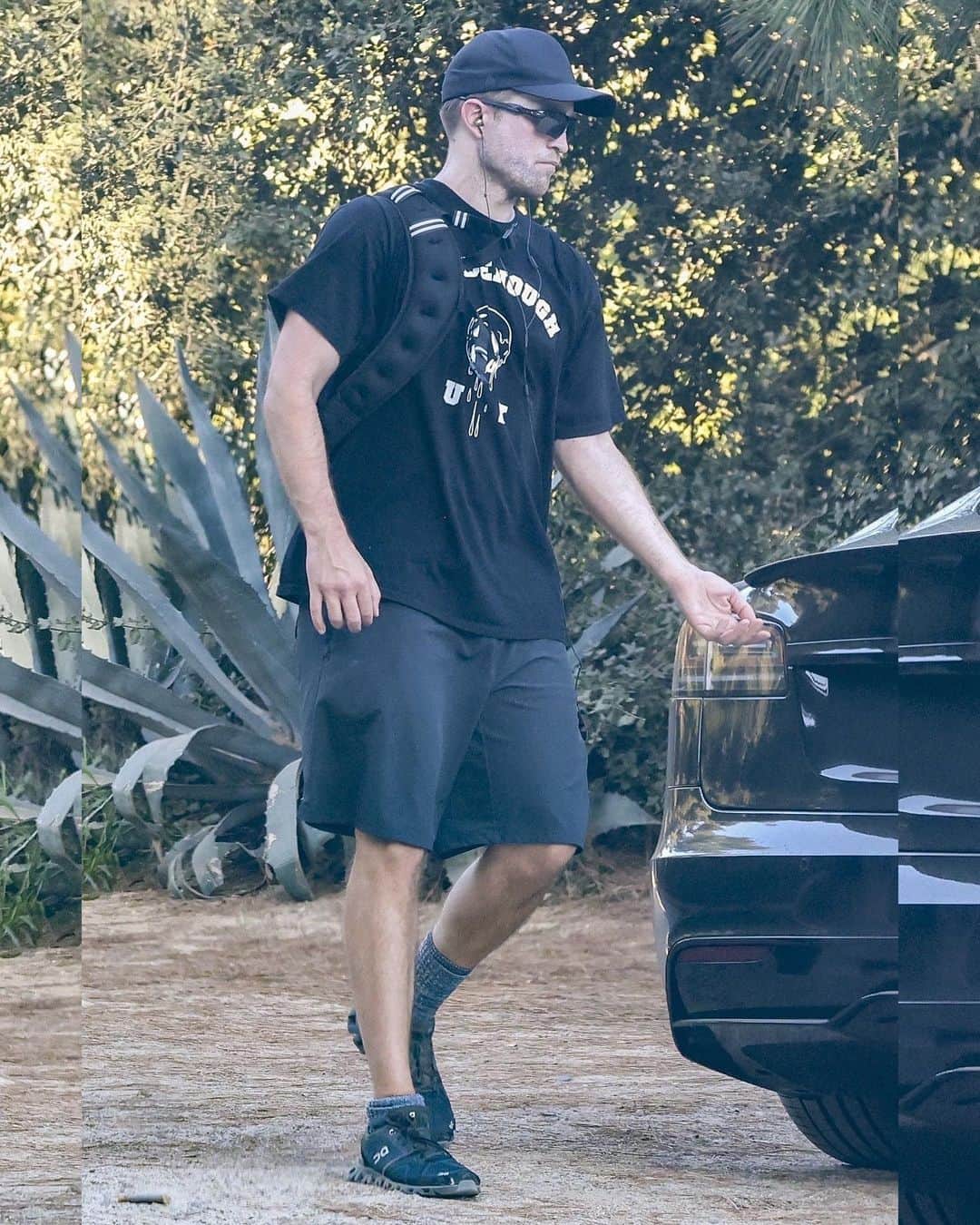 Just Jaredさんのインスタグラム写真 - (Just JaredInstagram)「Robert Pattinson was spotted stepping out for a casual stroll on Saturday in Los Feliz, sporting an all-black outfit! Check out JustJared.com for more photos! #RobertPattinson Photos: Backgrid」10月15日 10時23分 - justjared