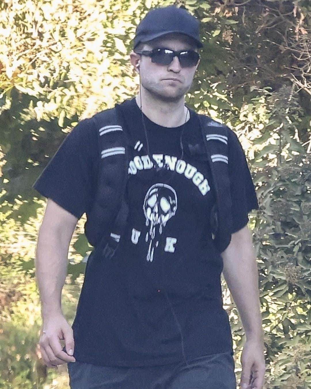 Just Jaredさんのインスタグラム写真 - (Just JaredInstagram)「Robert Pattinson was spotted stepping out for a casual stroll on Saturday in Los Feliz, sporting an all-black outfit! Check out JustJared.com for more photos! #RobertPattinson Photos: Backgrid」10月15日 10時23分 - justjared