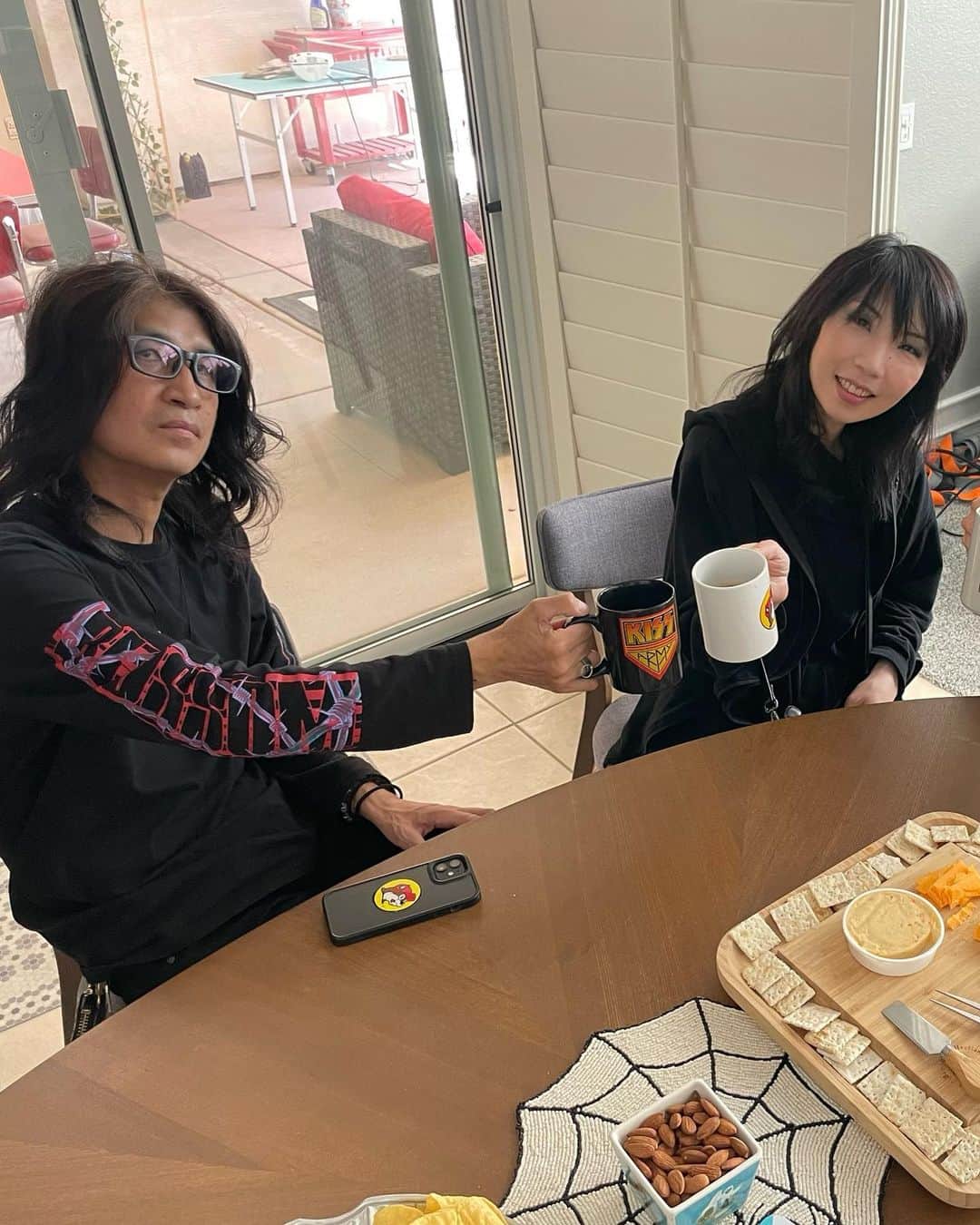 BORISさんのインスタグラム写真 - (BORISInstagram)「We went to visit Dale Crover who was unable to join us on this tour due to an emergency spinal surgery. We were relieved to see that he seemed to be doing very well! He has already started his rehabilitation by playing some drums. We hope he makes a full recovery soon! Hopefully we will be able to tour together in the near future! Thanks Dale. It was great to meet you.  今日はMelvinsのドラマー、Daleのお見舞いに行ってきました。 彼はツアー直前に脊椎の緊急手術が必要になり、このツアーには参加出来なくなってしまいました。 大きな手術だったようですが、とても元気そうで安心しました。既にリハビリでドラムも叩いているようで驚きです。  近い将来またMelvinsと一緒にツアーに出られる事を願っています。早く全快してあの素晴らしいドラミングを見せて下さい！美味しいコーヒーもありがとうDale!」10月15日 10時28分 - borisdronevil