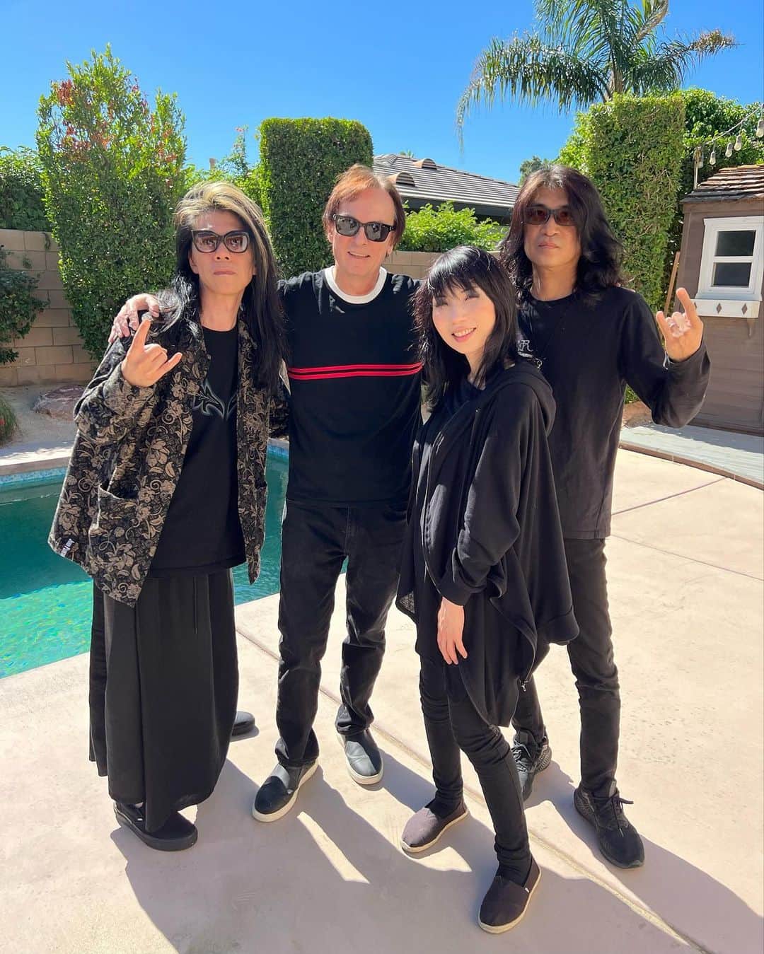 BORISさんのインスタグラム写真 - (BORISInstagram)「We went to visit Dale Crover who was unable to join us on this tour due to an emergency spinal surgery. We were relieved to see that he seemed to be doing very well! He has already started his rehabilitation by playing some drums. We hope he makes a full recovery soon! Hopefully we will be able to tour together in the near future! Thanks Dale. It was great to meet you.  今日はMelvinsのドラマー、Daleのお見舞いに行ってきました。 彼はツアー直前に脊椎の緊急手術が必要になり、このツアーには参加出来なくなってしまいました。 大きな手術だったようですが、とても元気そうで安心しました。既にリハビリでドラムも叩いているようで驚きです。  近い将来またMelvinsと一緒にツアーに出られる事を願っています。早く全快してあの素晴らしいドラミングを見せて下さい！美味しいコーヒーもありがとうDale!」10月15日 10時28分 - borisdronevil